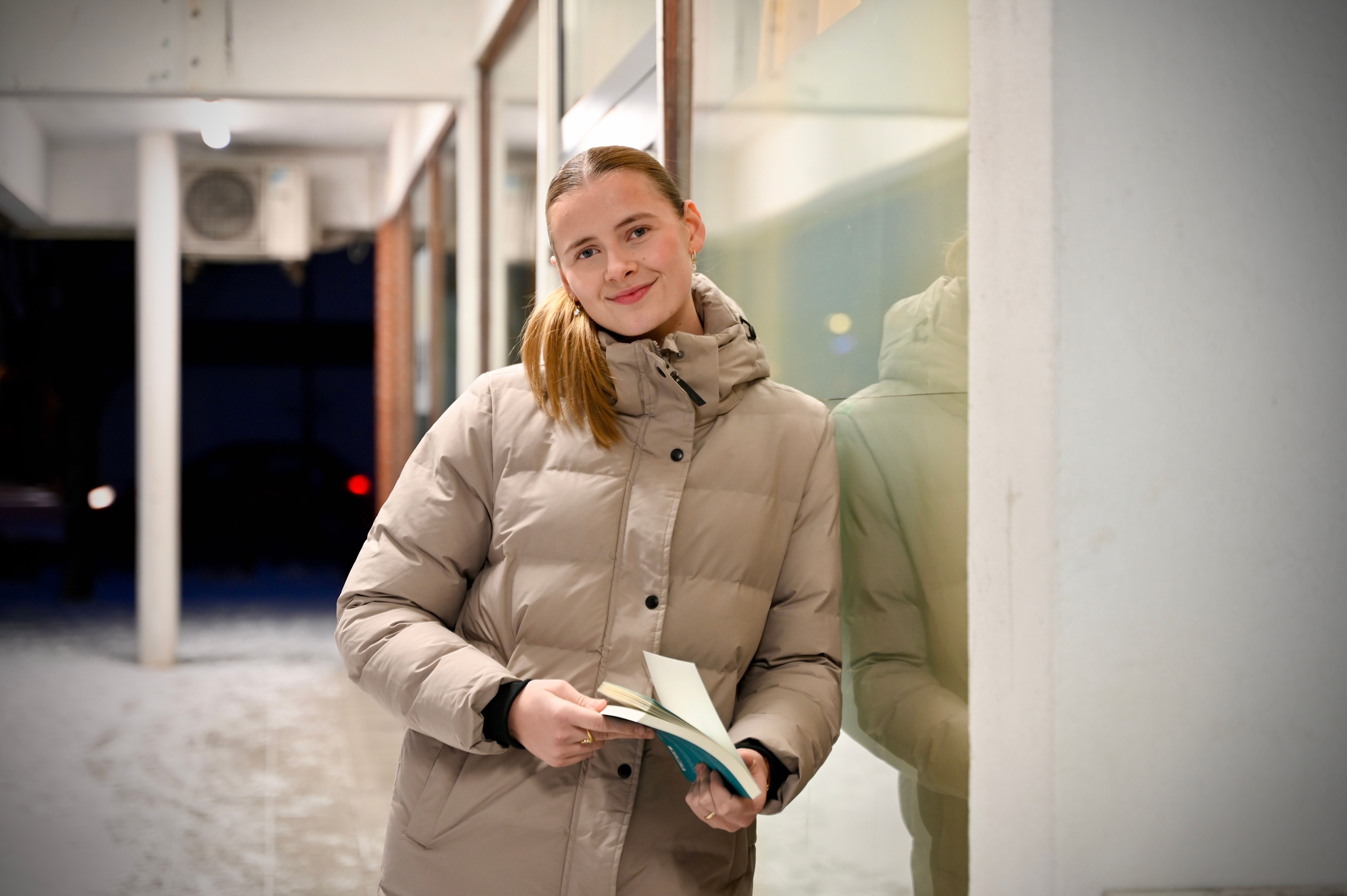 – Hva gjør man hvis man sitter inne en hel sommer? Man må jo bare skrive bok