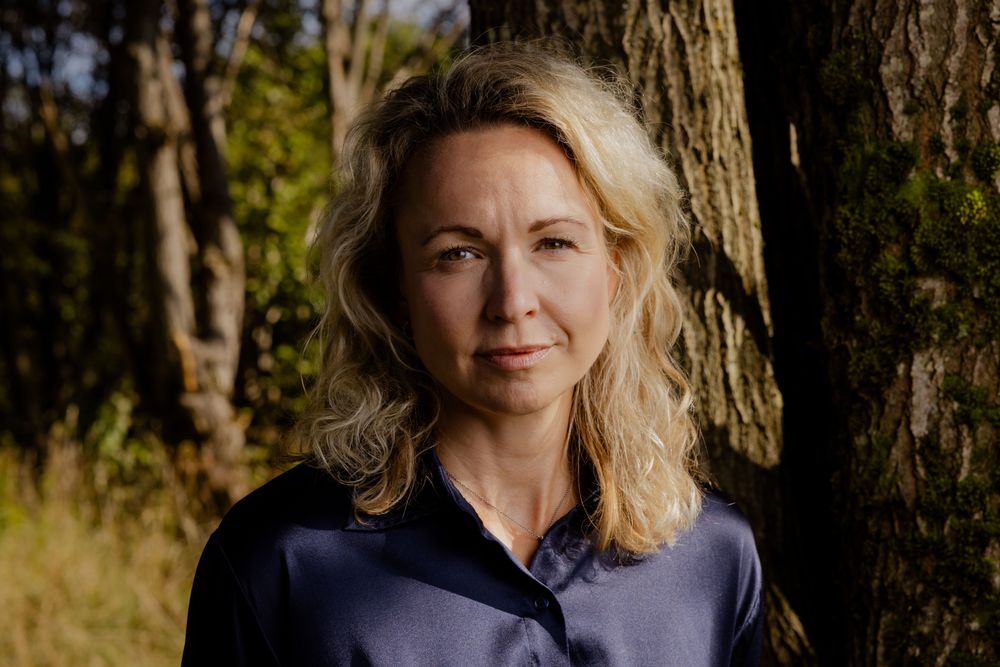 Bør man stoppe et barn som skryter av seg selv? Psykologen svarer foreldre.