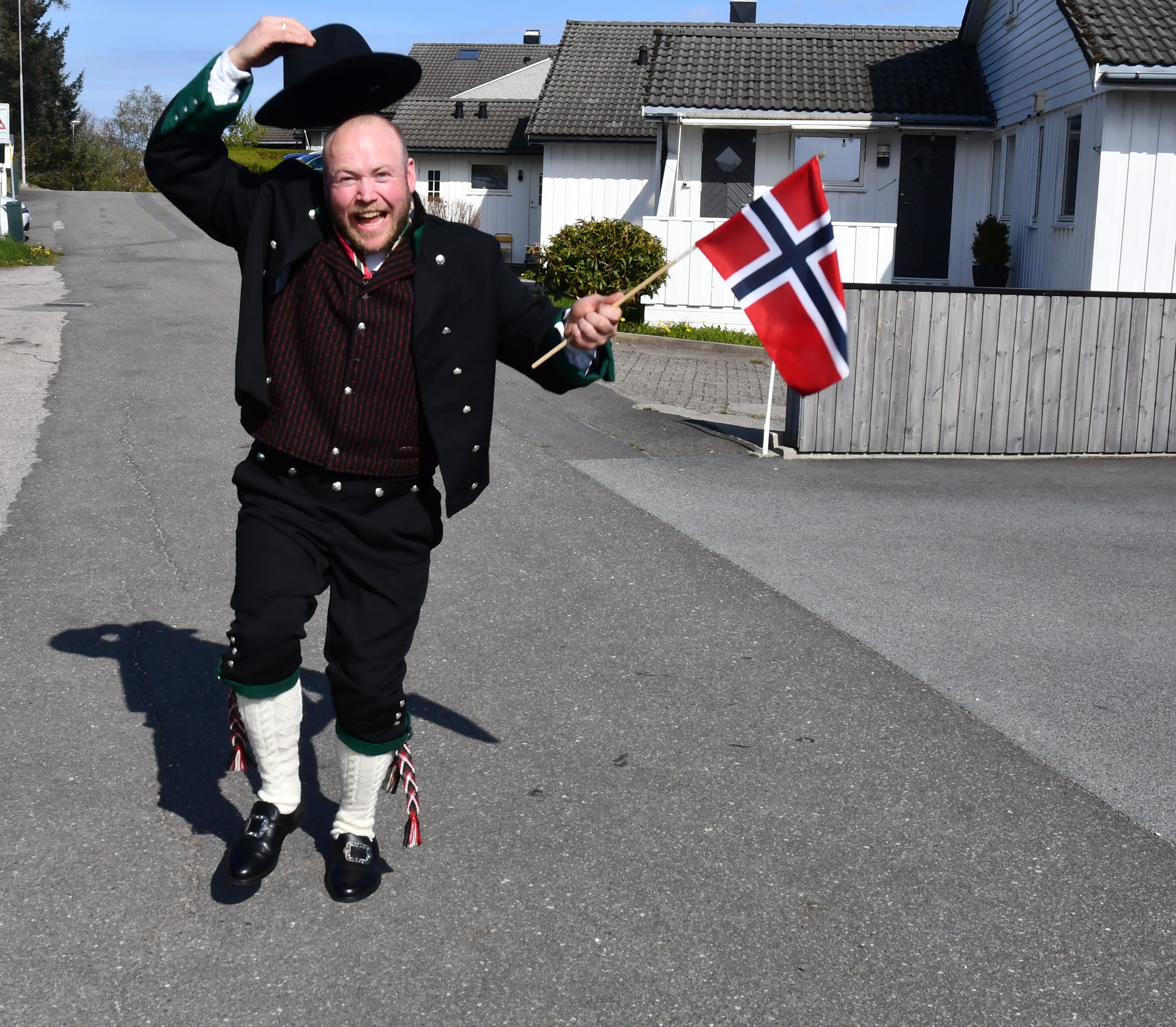 Hadde knapt sydd før – nå er bunaden klar