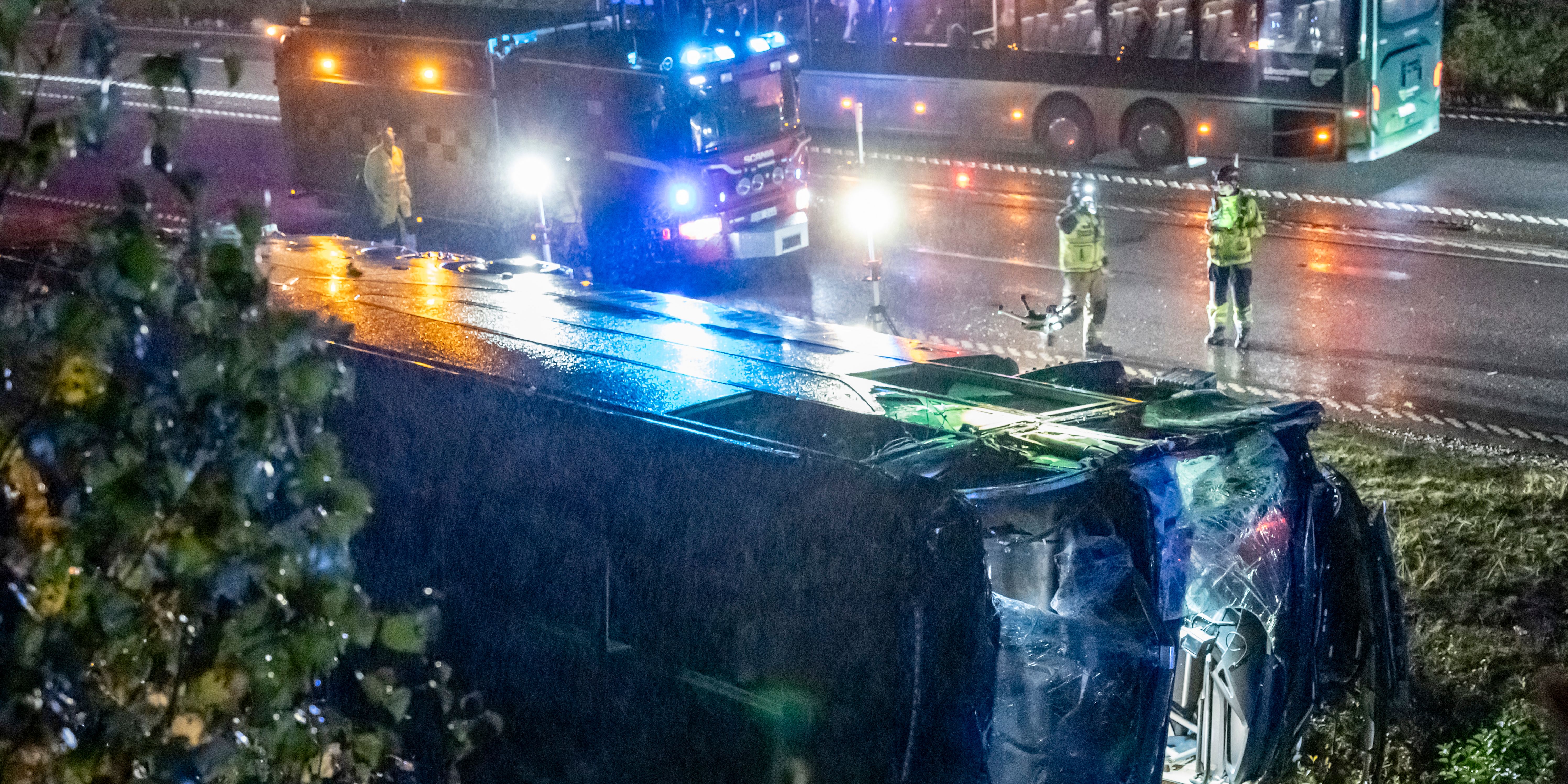 Ung man död efter att buss vält utanför Växjö