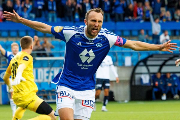 Molde FK-kaptein Magnus Wolff Eikrem jubler etter å ha scoret mot Viking på Aker stadion! Foto: Romsdals Budstikke.