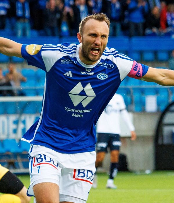Molde FK-kaptein Magnus Wolff Eikrem jubler etter å ha scoret mot Viking på Aker stadion! Foto: Romsdals Budstikke.