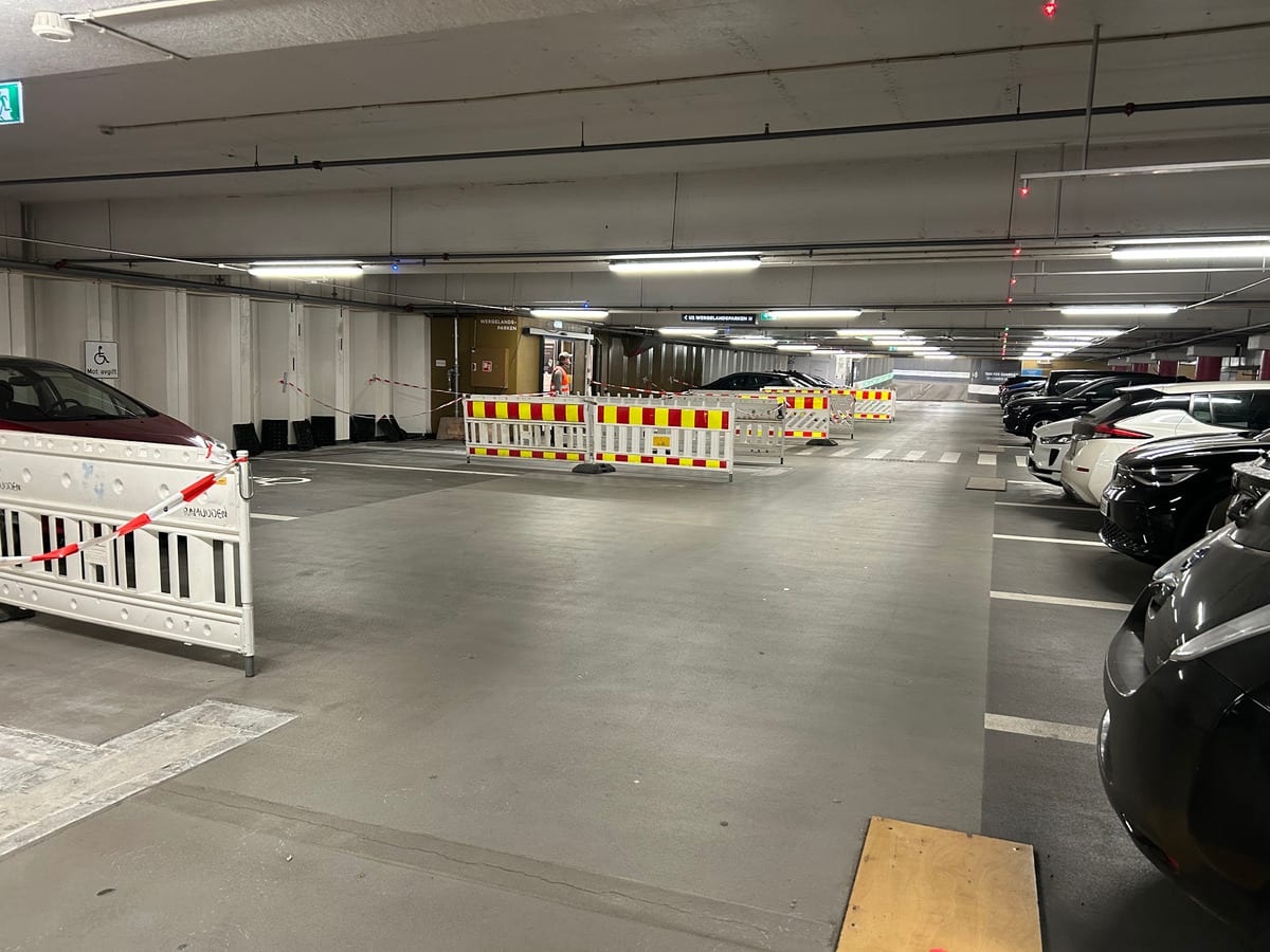 Køproblemer i parkeringshus. Hyrer inn trafikkdirigenter.