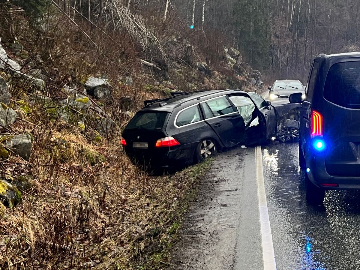 Bil med fem personer havnet på taket