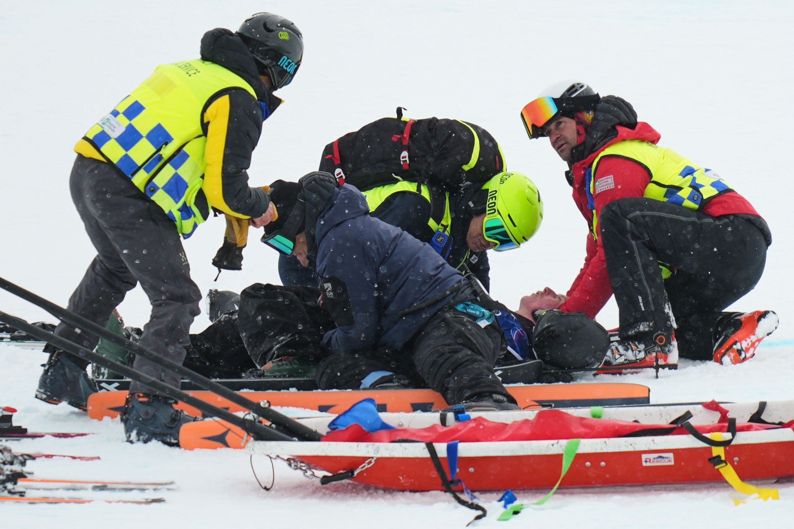 Skrekk­ulykke: Gullfa­voritt fraktet vekk på båre