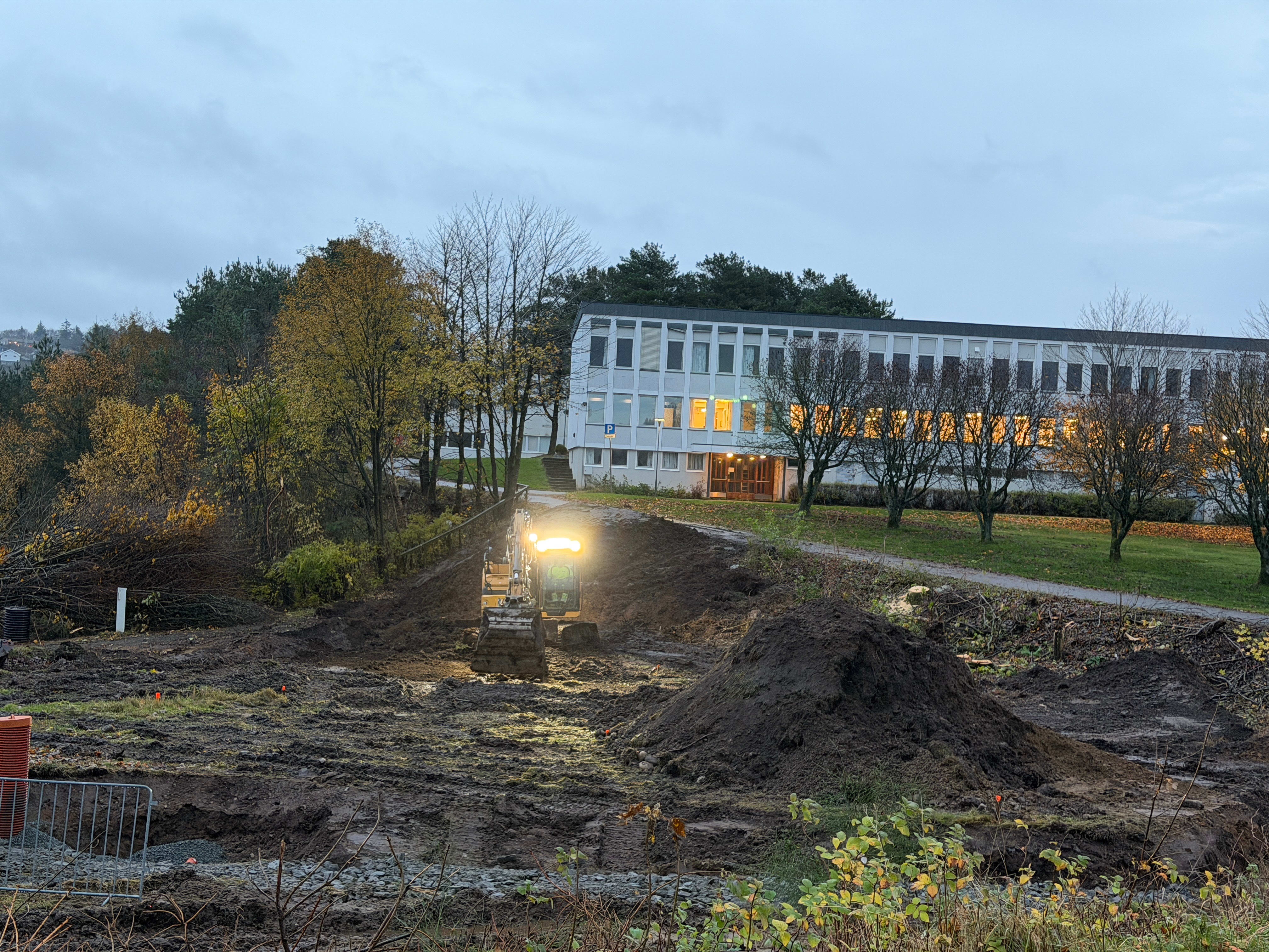 Grunn­arbeid for brann­stasjon i gang