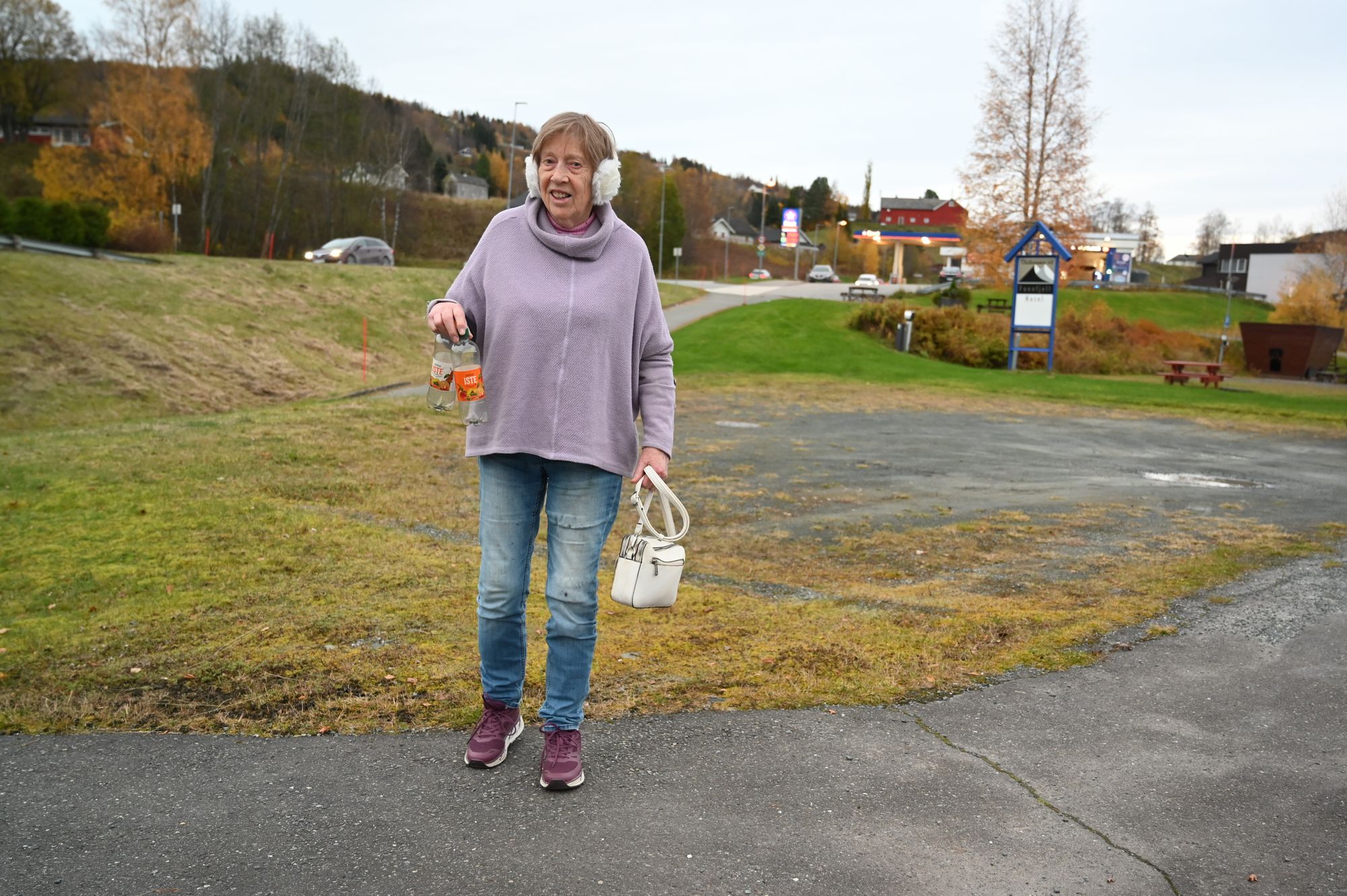 Målfrid Lomundal i sitt område, rundt «Best»-stasjonen i Meråker.