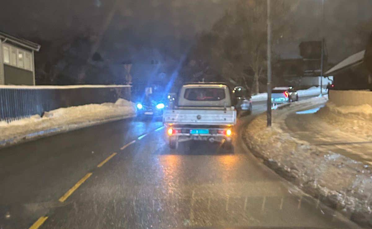 Bil står fast i Kristiansand – skaper kø