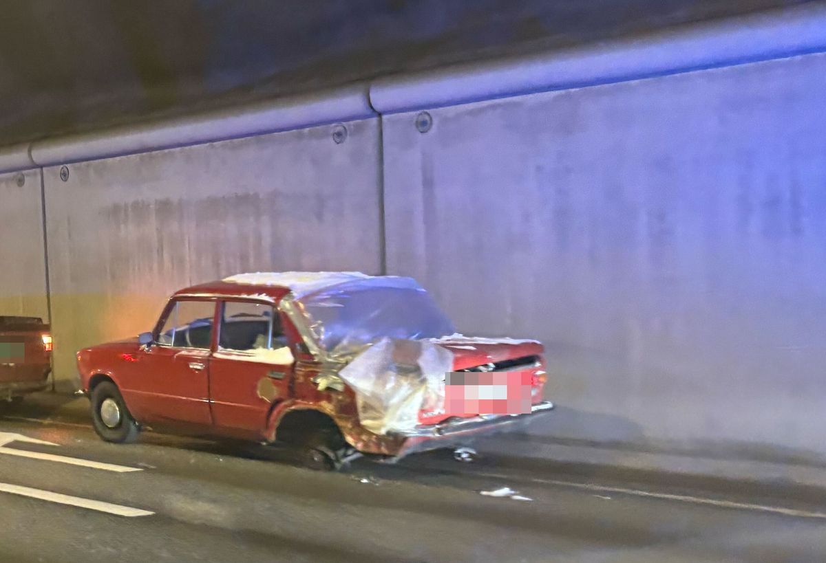 Bil i trøb­bel i E18-tunnel: – Mang­ler et hjul