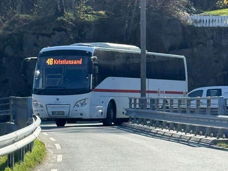 Buss traff auto­vernet og satte seg fast
