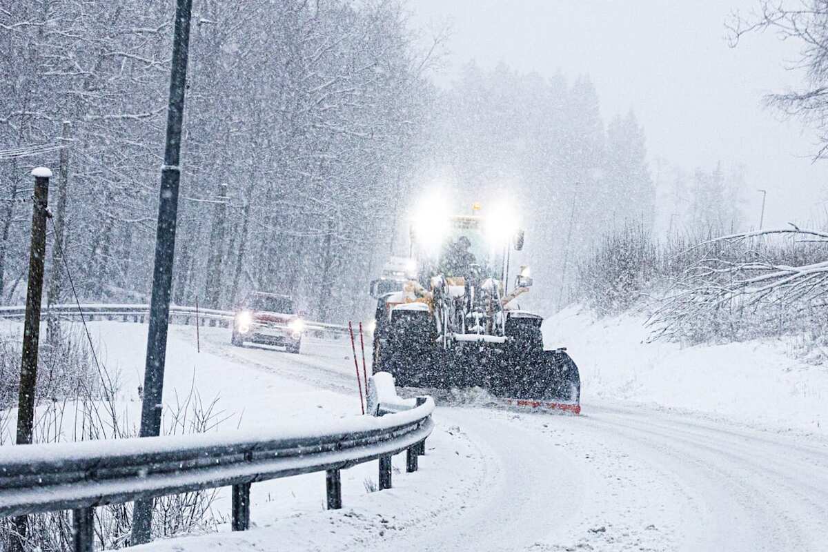 Tett mellom brøytebilene på E39 – stedvis svært glatt
