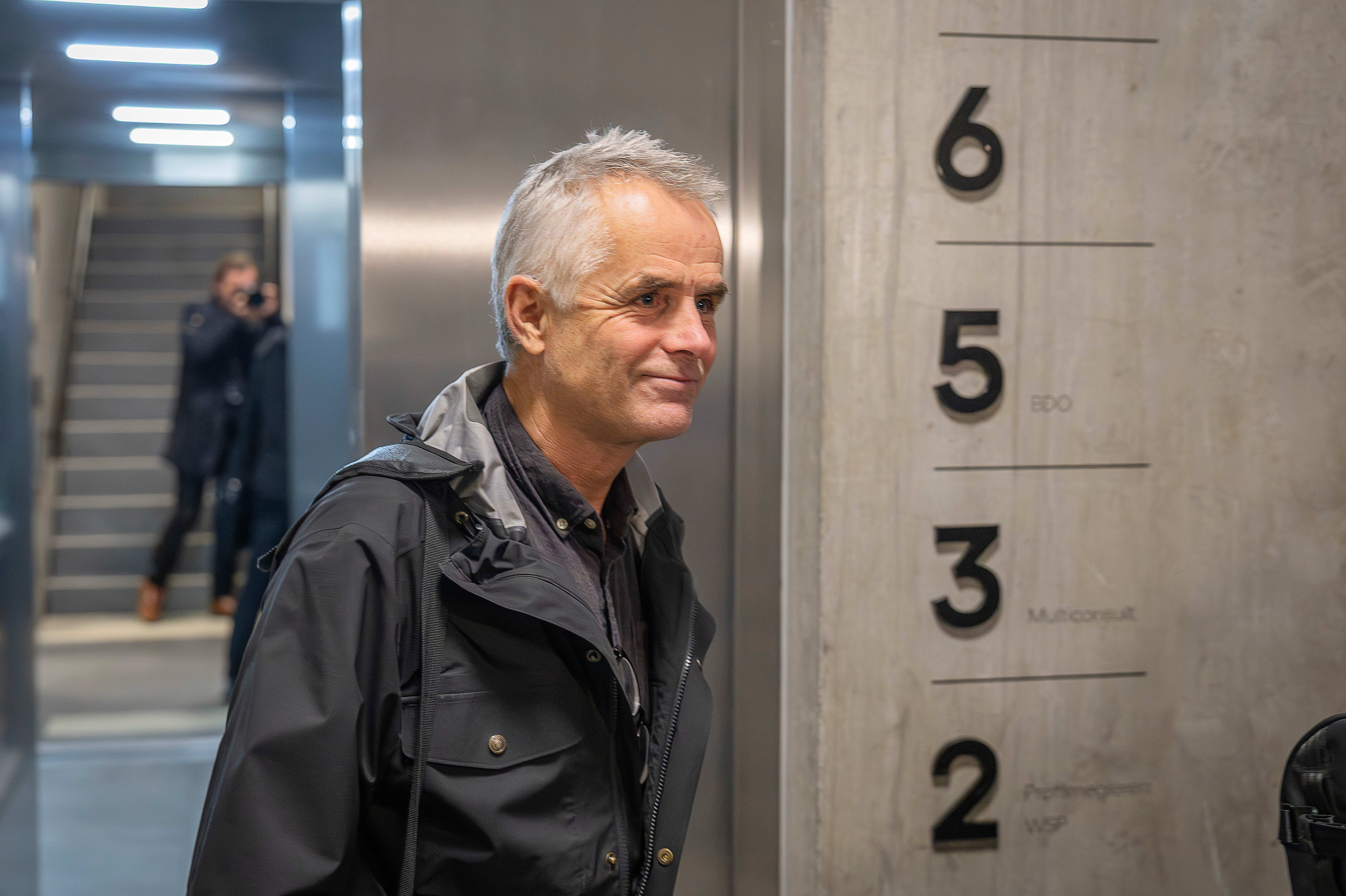 Kaller inn 12 personer til åpen høring. Se lista her.