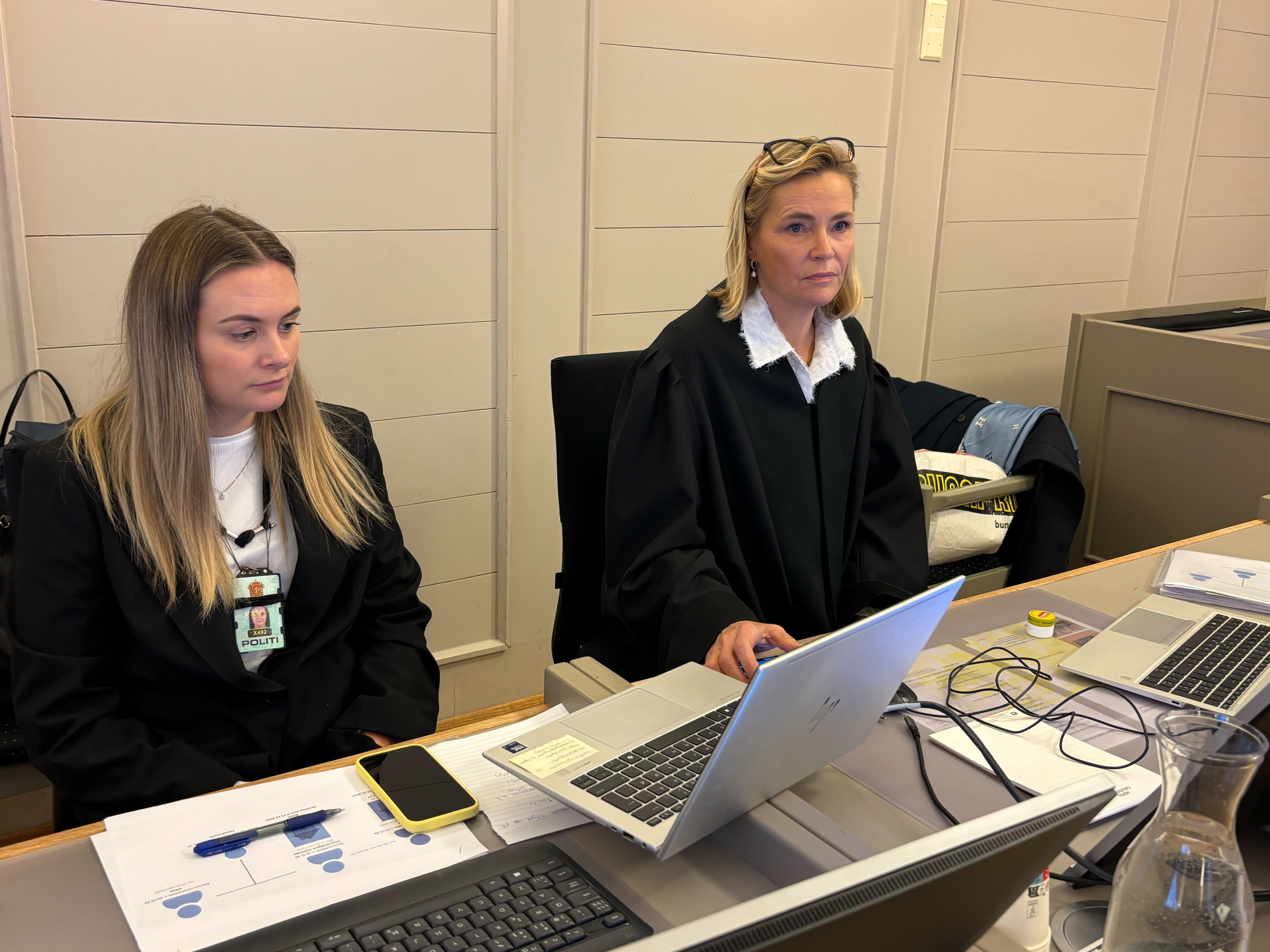 Skal ha helt lim i øynene på et lite barn – nekter straff­skyld