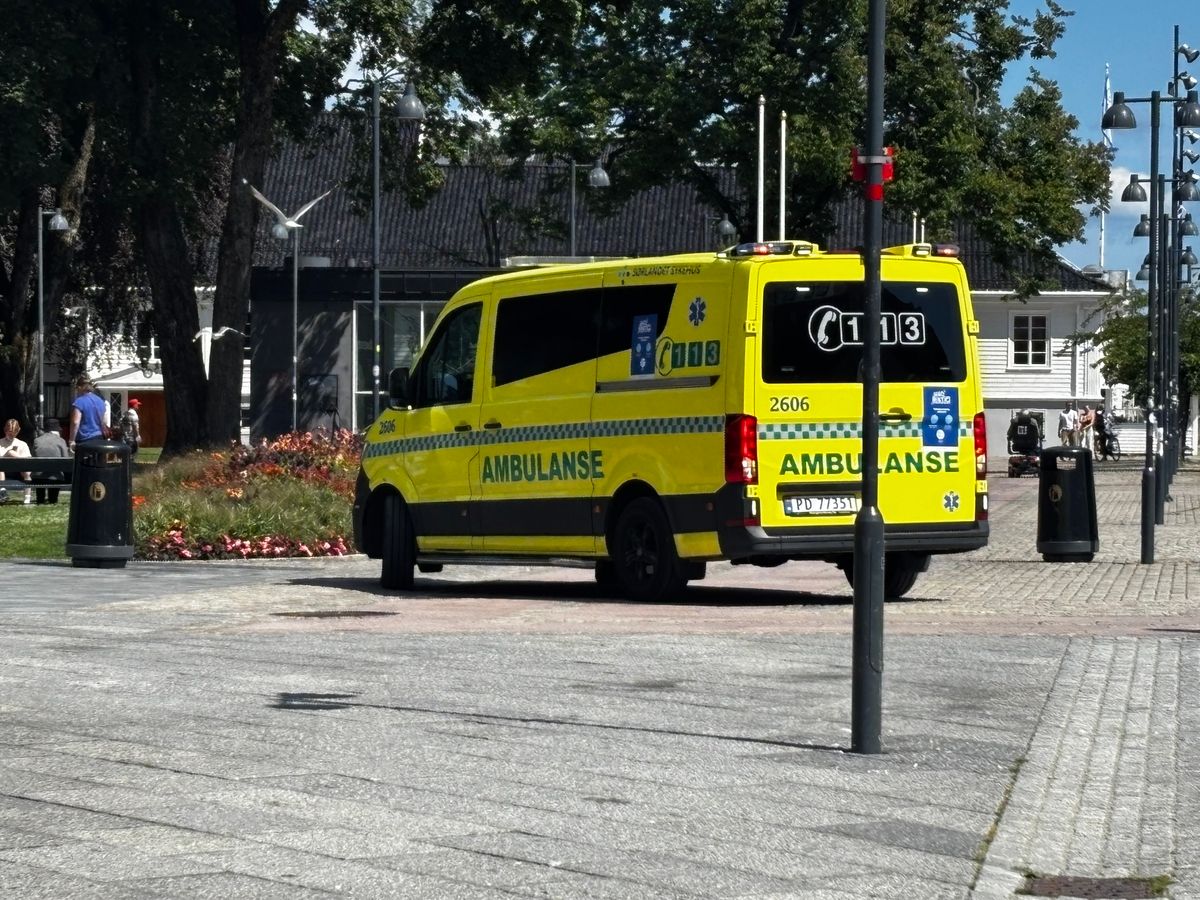 Mann veltet på el-sparkesykkel