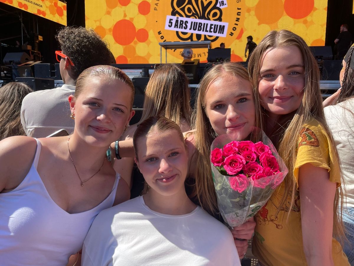 Kjørte fire timer for å se favorittene – tok med seg blomster
