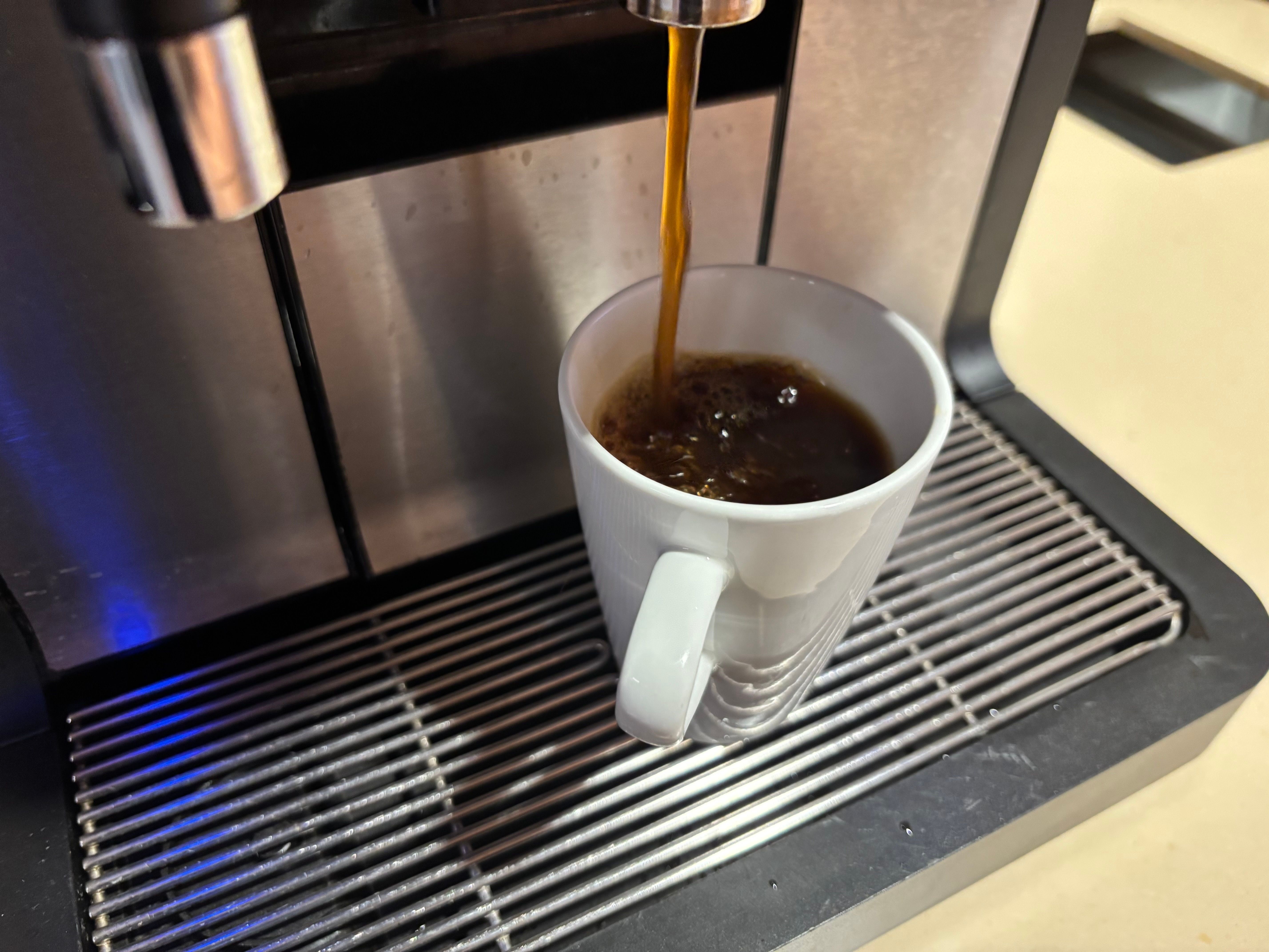 Lege forsket på kontorkaffen. Funnene var så urovekkende at han reduserte eget forbruk.