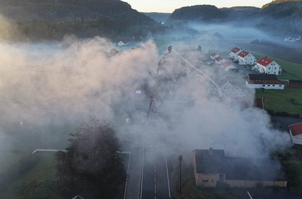 Enebolig i full fyr i morgentimene - brant ned