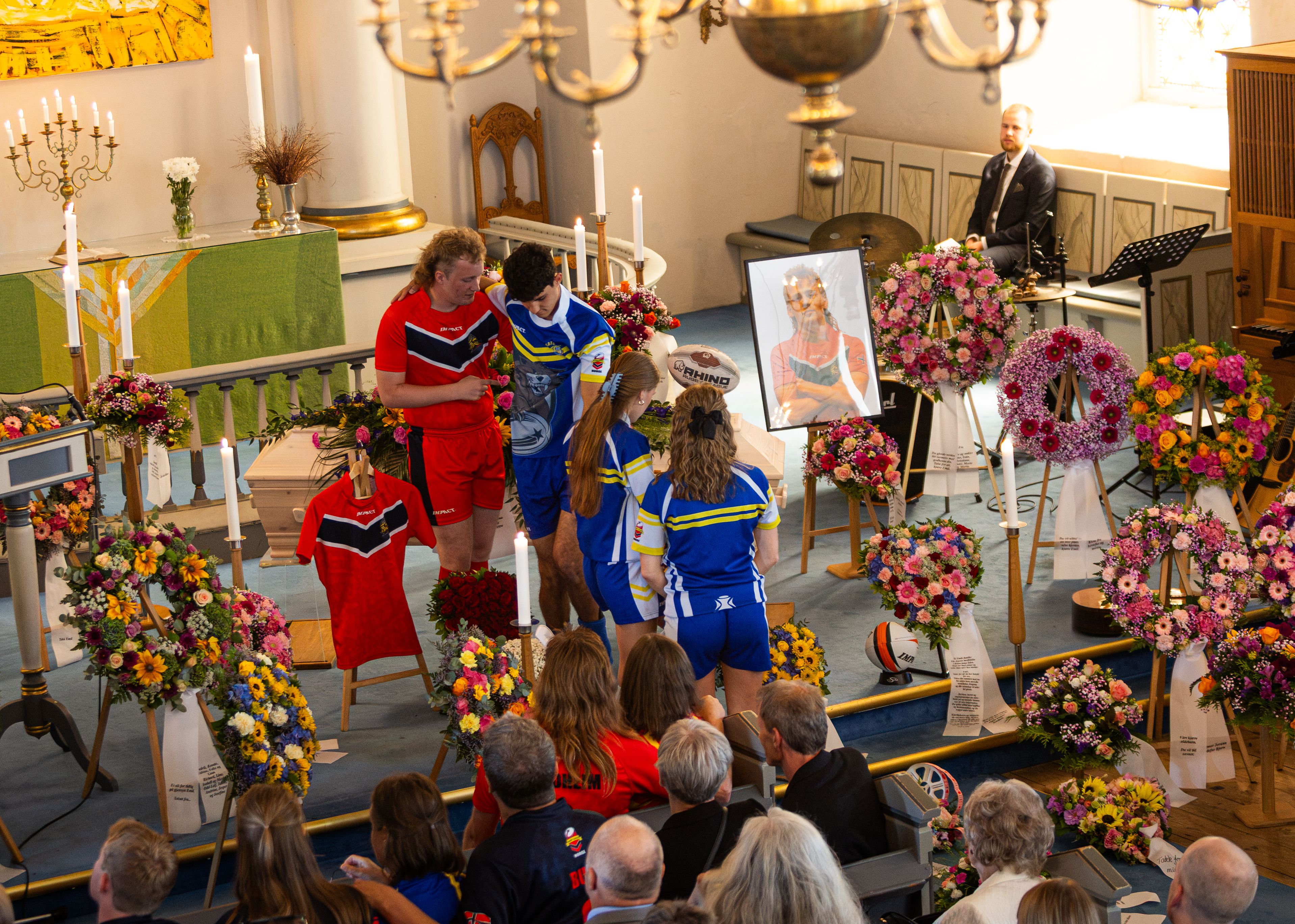 Fullsatt kirke tok farvel: – Ufattelig og vondt