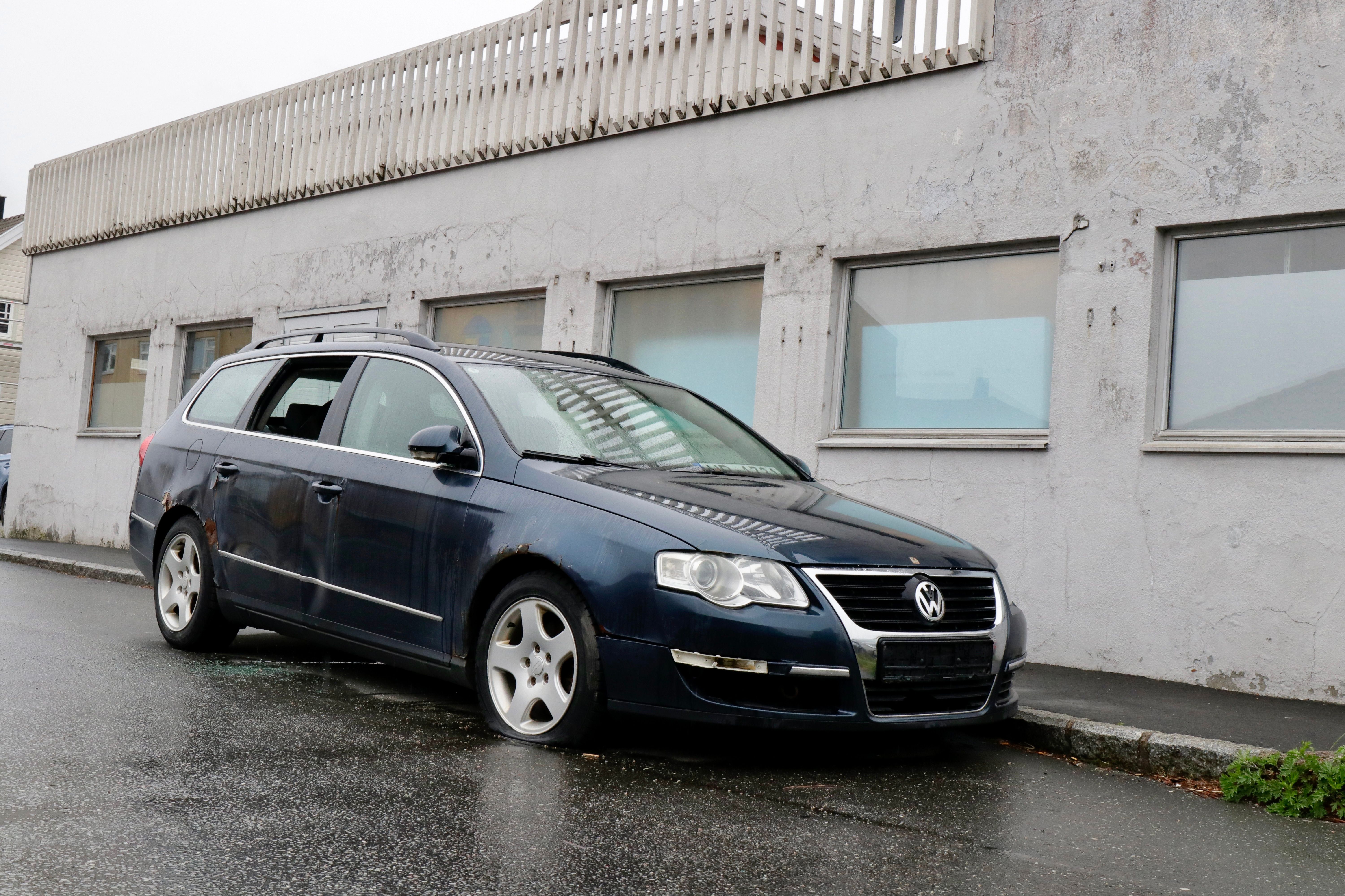 Tålmodigheten er slutt: Fjerner bil som har stått parkert her i halvannet år