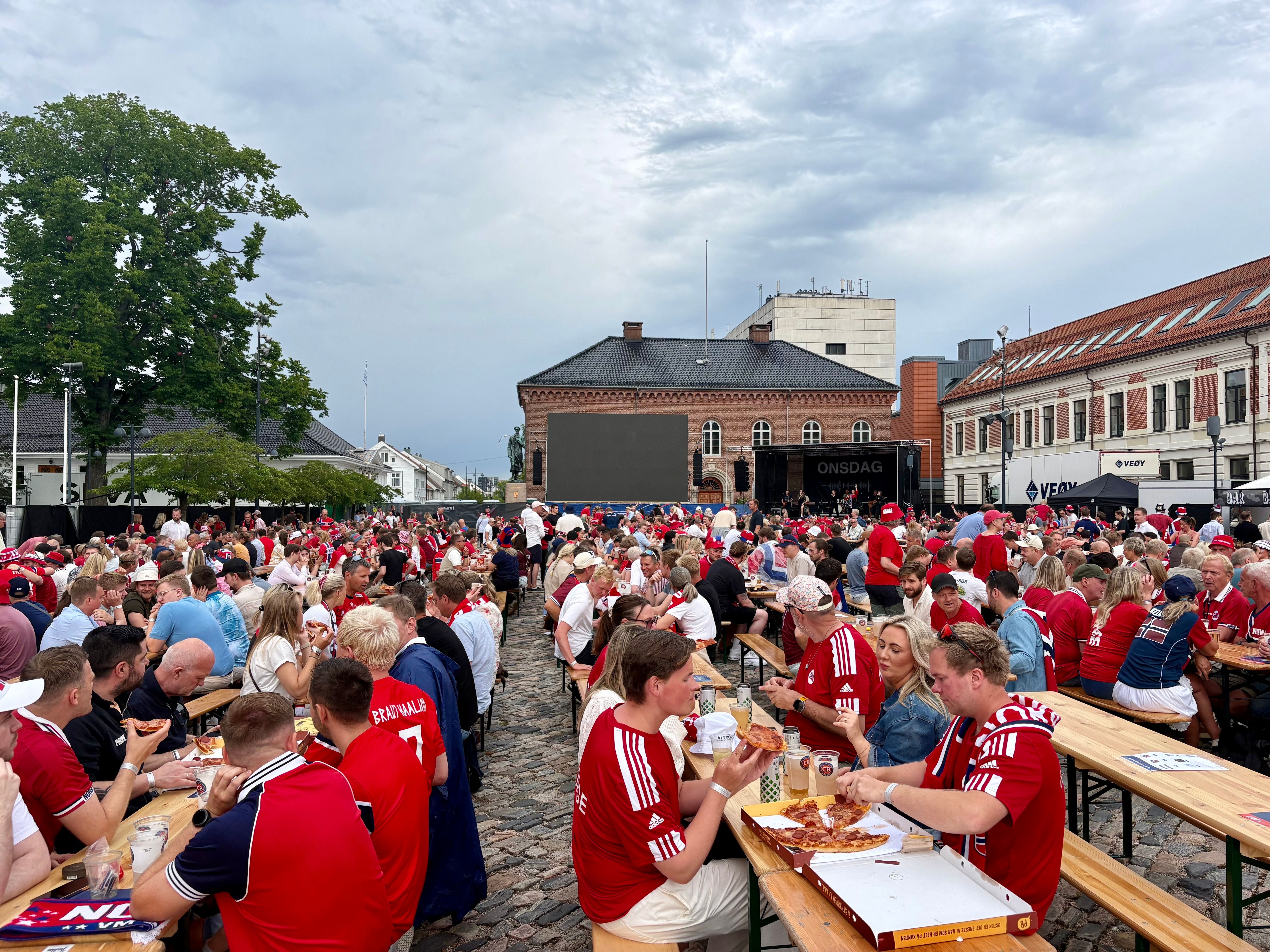 Tusenvis samles til VM-kamp og Palmesus. Dette sier meteoro­logene om uværet.