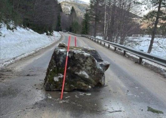 Enorm stein falt ned på veien: – Skummelt