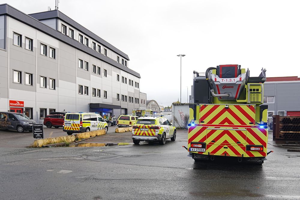 Stor utrykning i Trondheim: - Røyk i bygget