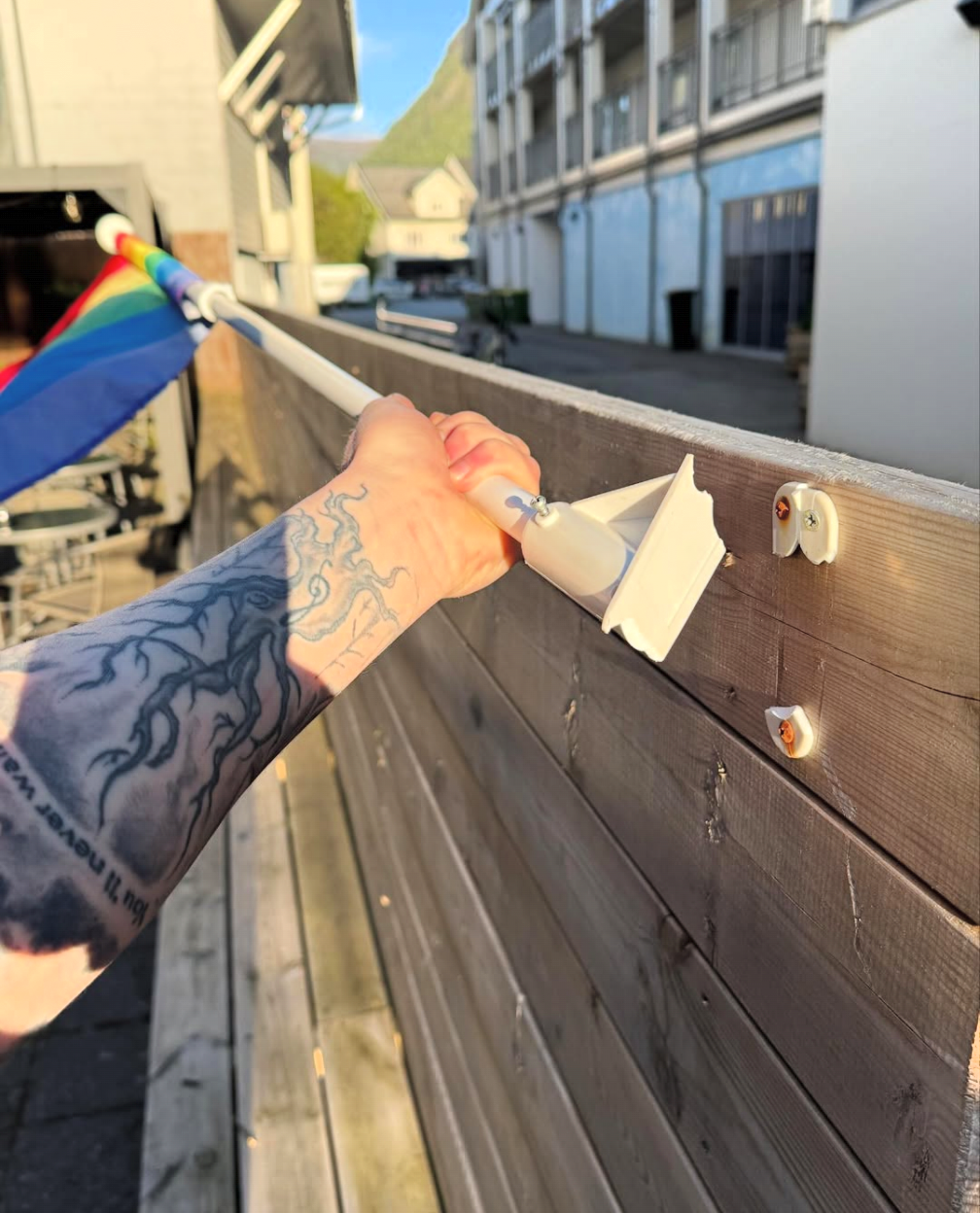 Skal ha fjerna prideflagg og ropt skjellsord - smp.no