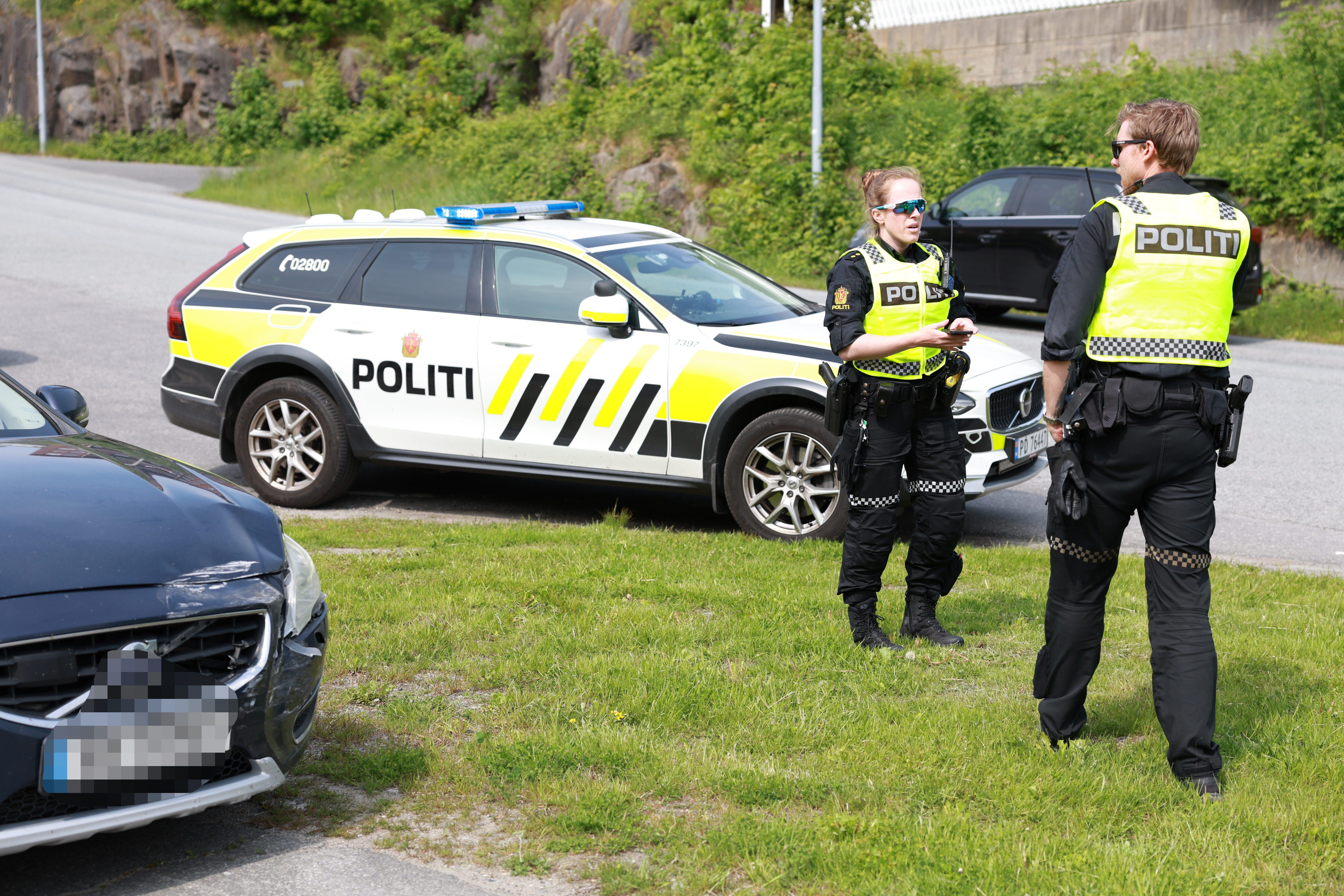 Dirigerer trafikken etter ulykke
