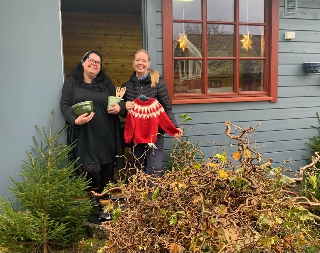Julemarknad i Holmøyane: Keramikk og strikk er mellom produkta Anita Holmøyvik (t.v.) og Wenche Holmøyvik Starheim kan tilby på julemarknaden. 