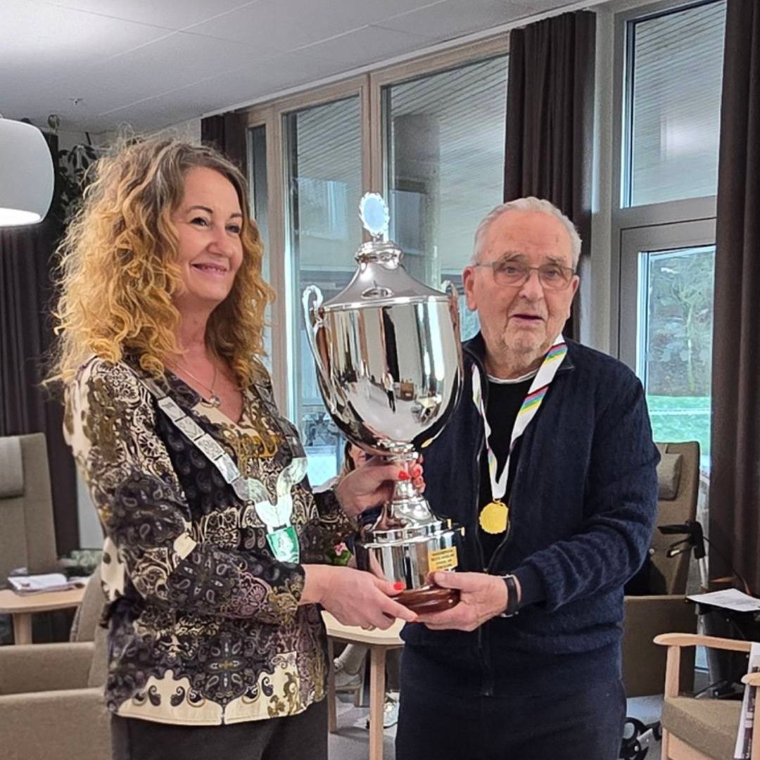 Hans (85) mottok pokal for lokal deltakelse i sykkel-VM for seniorer