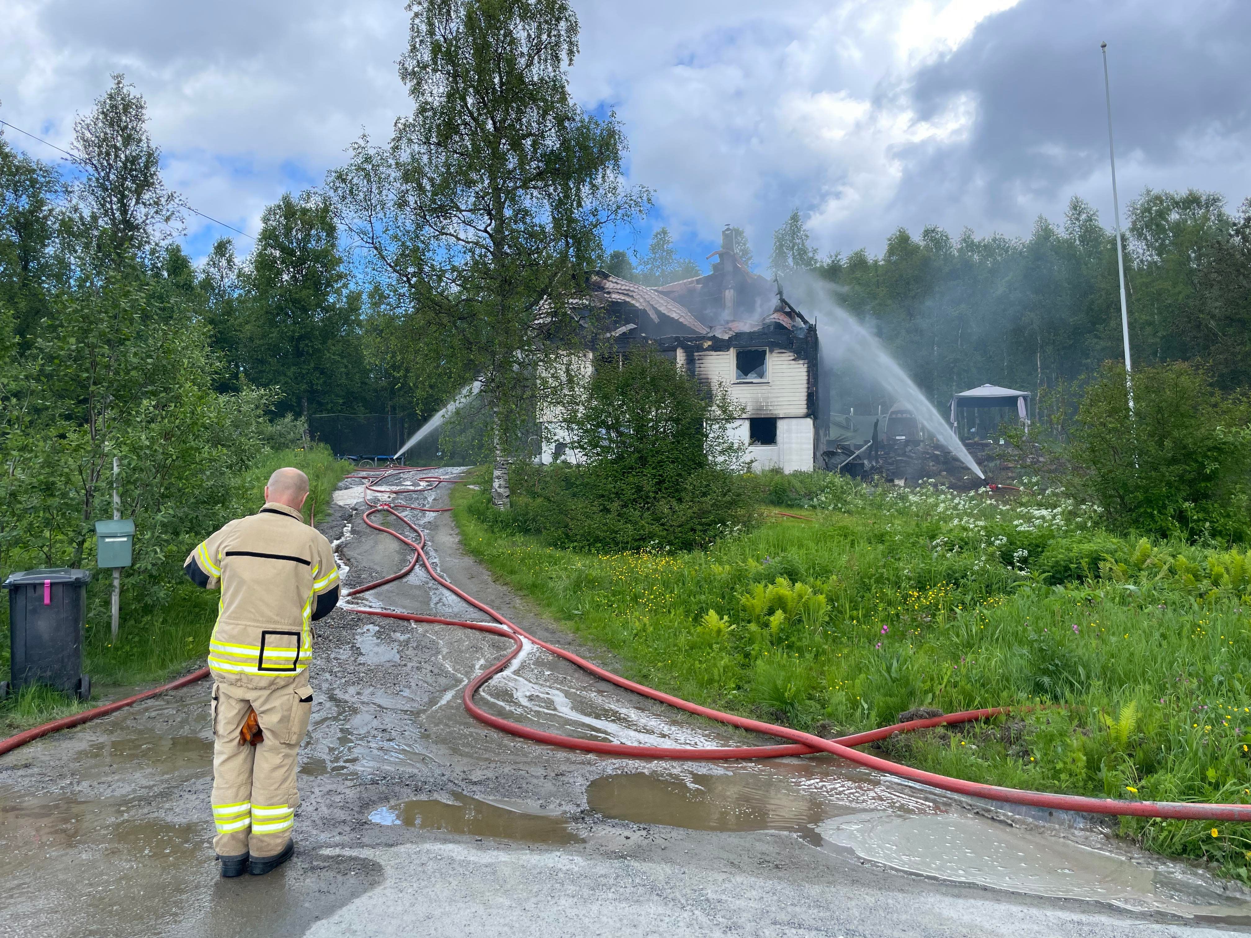Bolig Totalskadd I Brann Beboere Varslet Selv Brannvesenet Folkebladet no