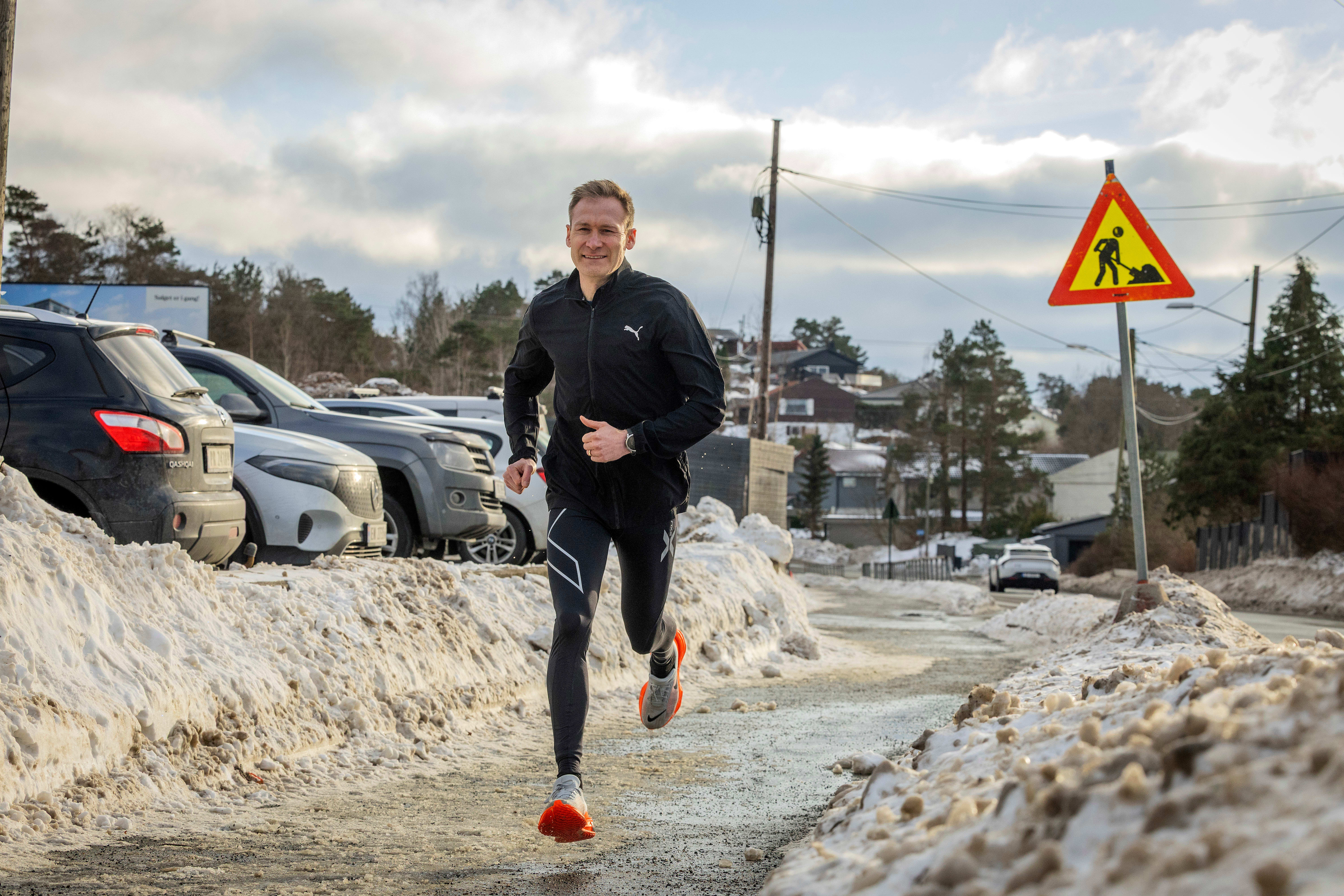 Lege og tidligere toppløper anbefaler mosjonister å trene som eliteutøvere: – Superenkel måte å trene på