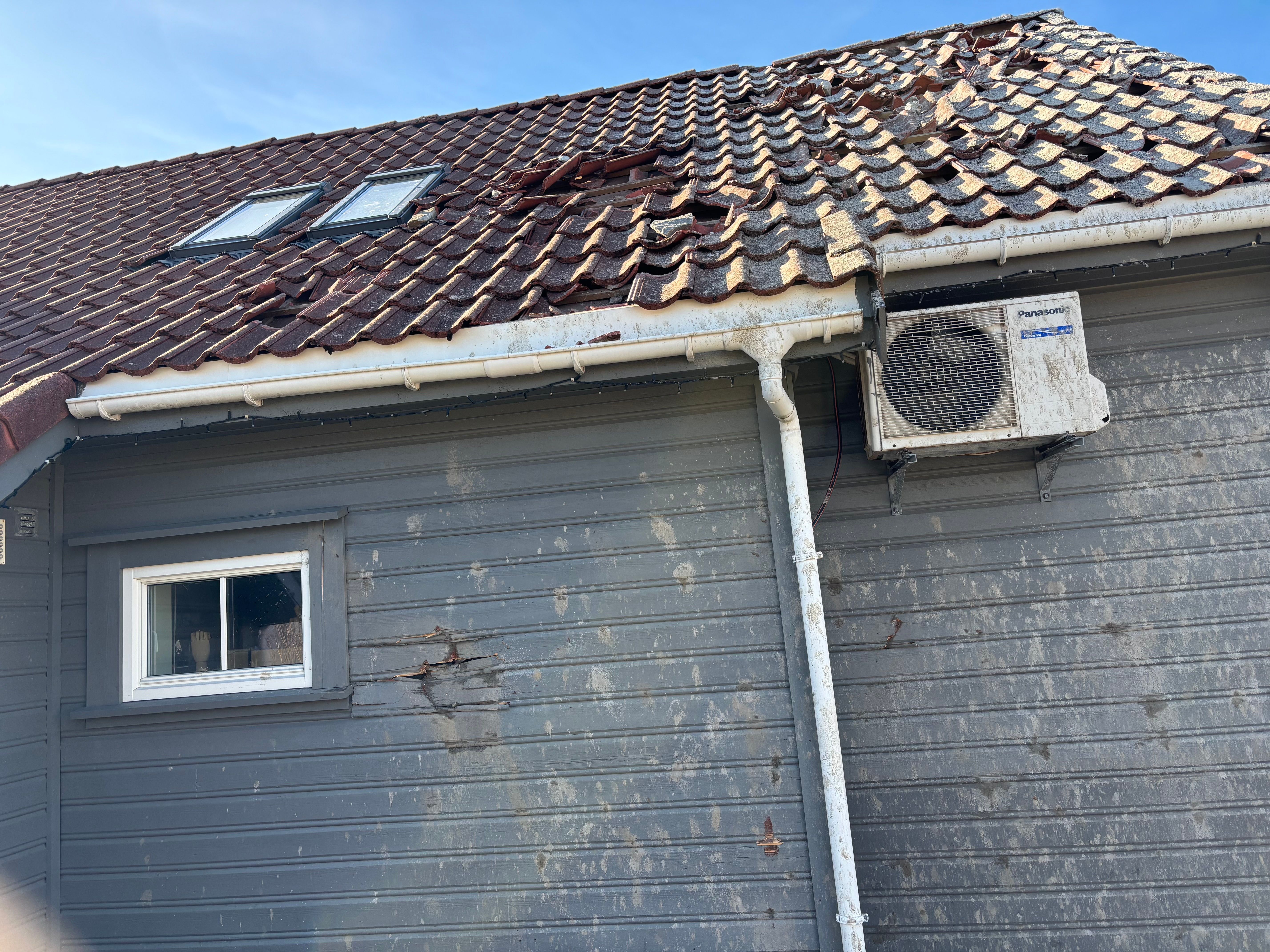 Satt på kjøkkenet i dette huset da det smalt: – Det regnet stein