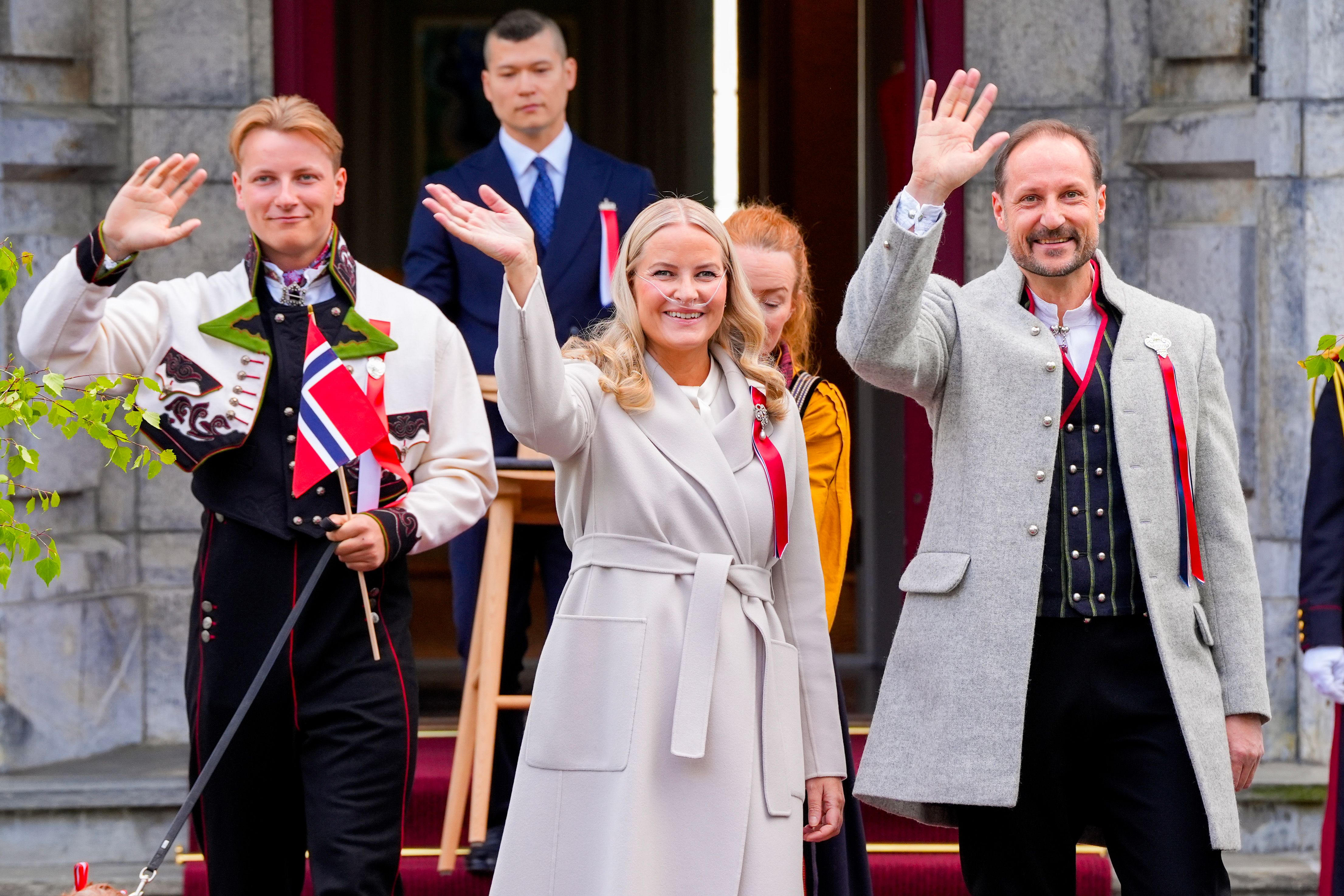 Her hilser de barnetoget – Mette-Marit med pustehjelp