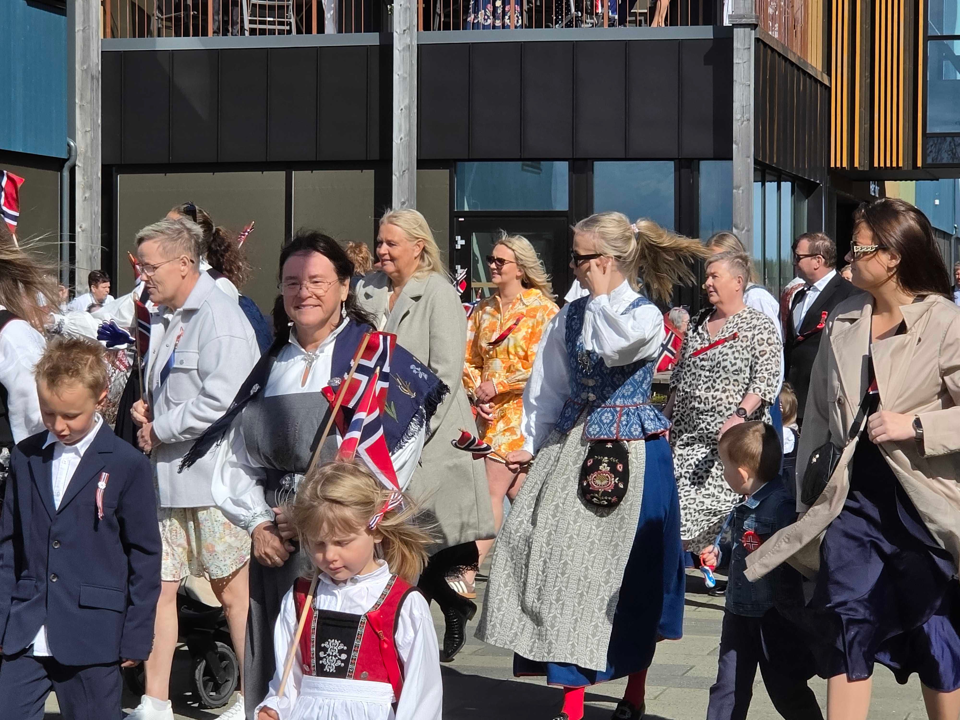 folkefest-i-str-lende-sol-se-stort-bildegalleri-fra-fr-ya-hitra