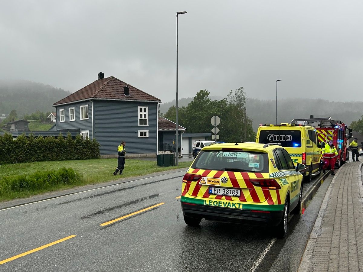 To biler og fire personer i ulykke