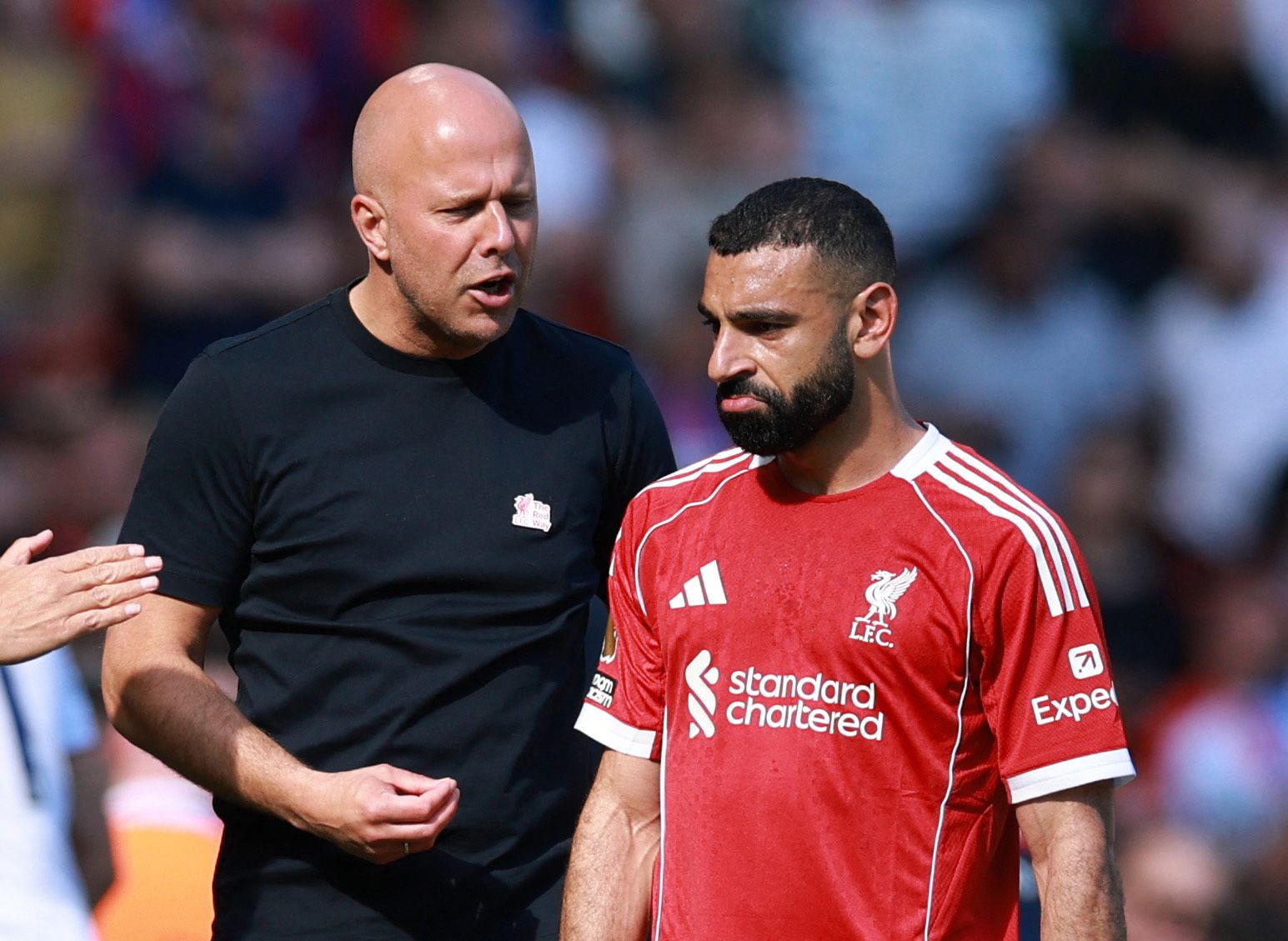 Salah ut med skade i ny Liver­pool-seier – Anfield illsint etter kontro­versiell scoring