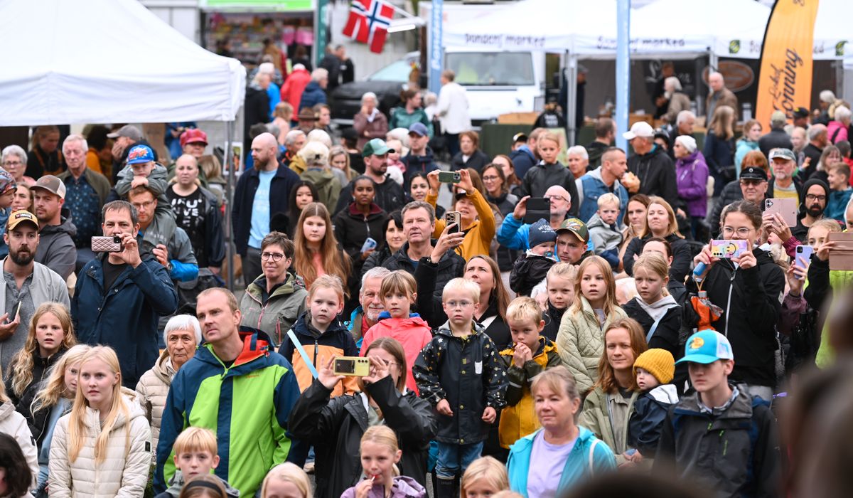 Flere tusen strømmet til bygdas store folkefest