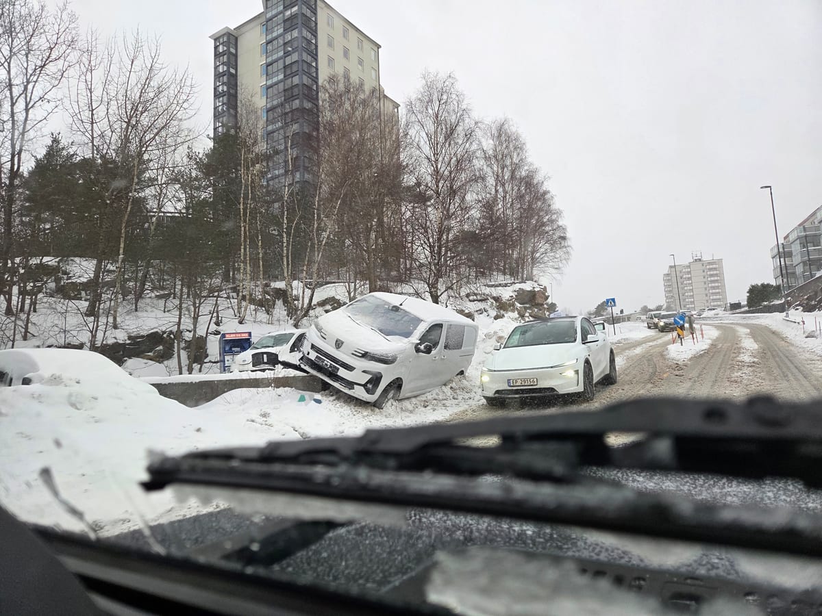 Bil har kjørt over ladestasjon