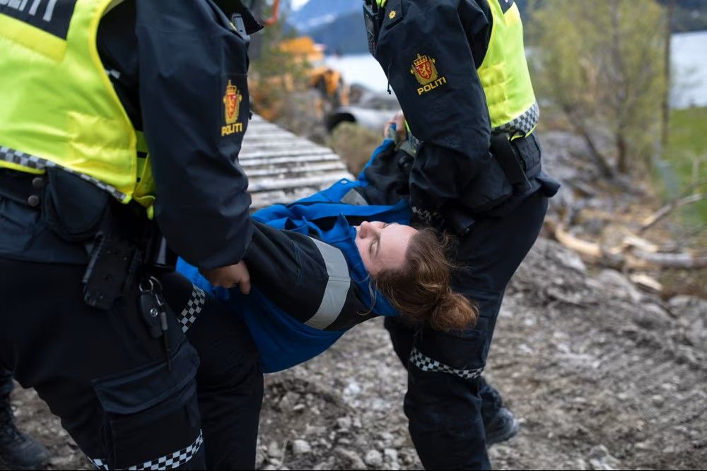 Nora overtar etter Hanne