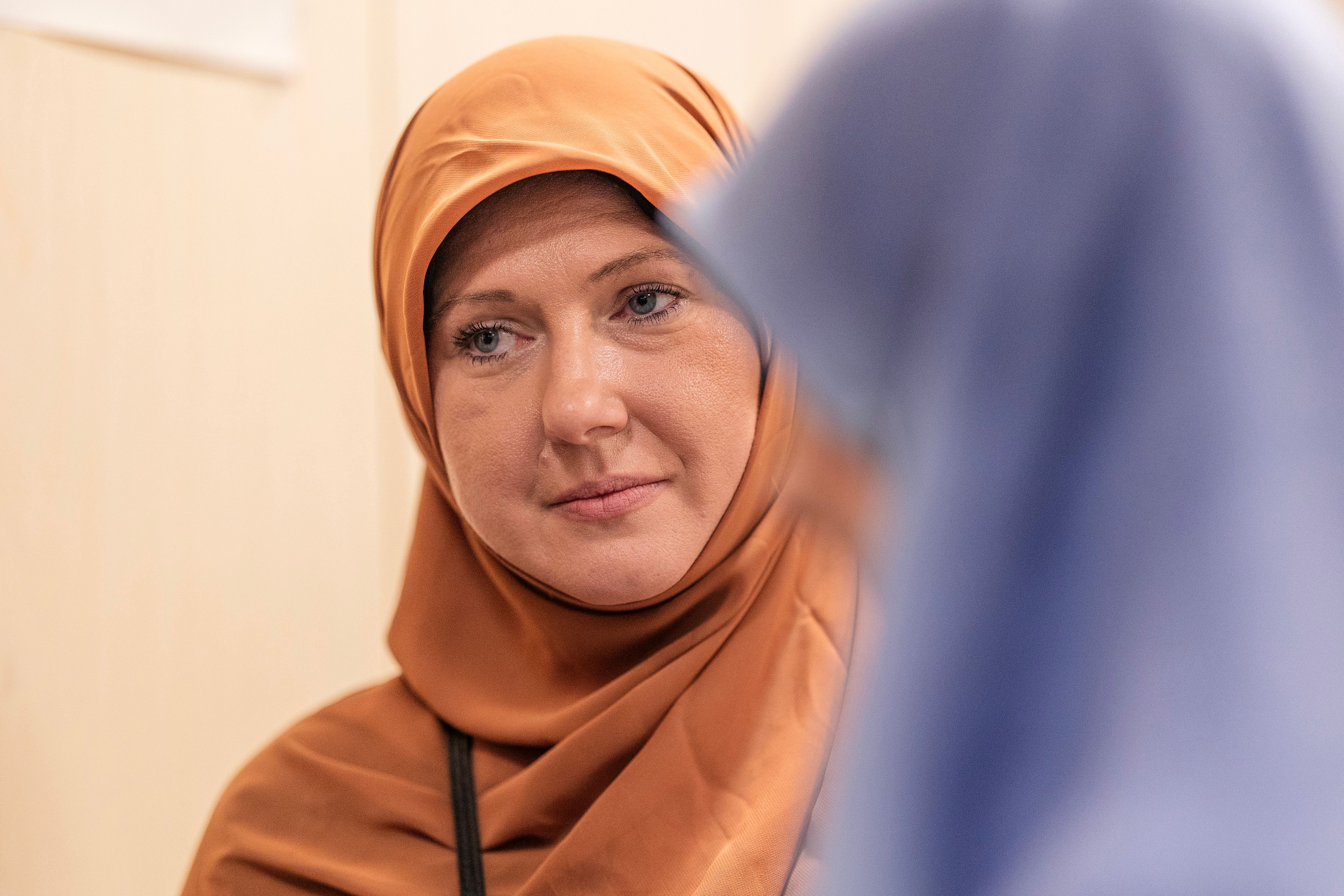 Nei, det er ikke greit å presse mennesker til å håndhilse