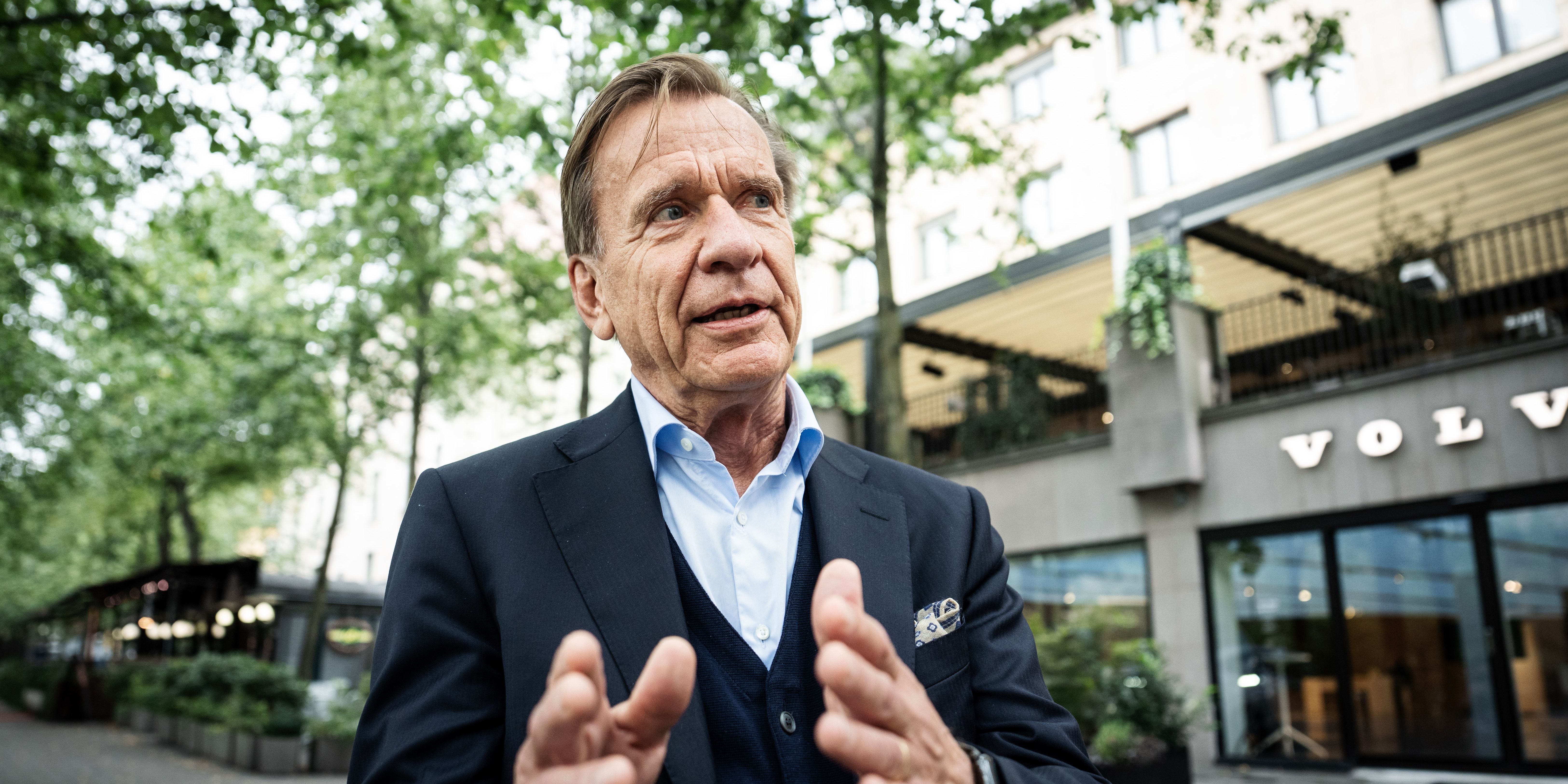 Volvo Cars vd, Håkan Samuelsson, står utanför en Volvostudio och gestikulerar.