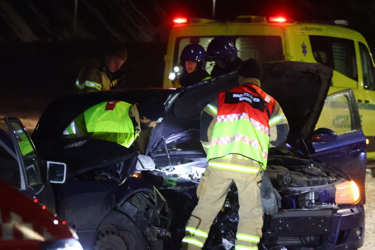 To biler har kollidert front mot front