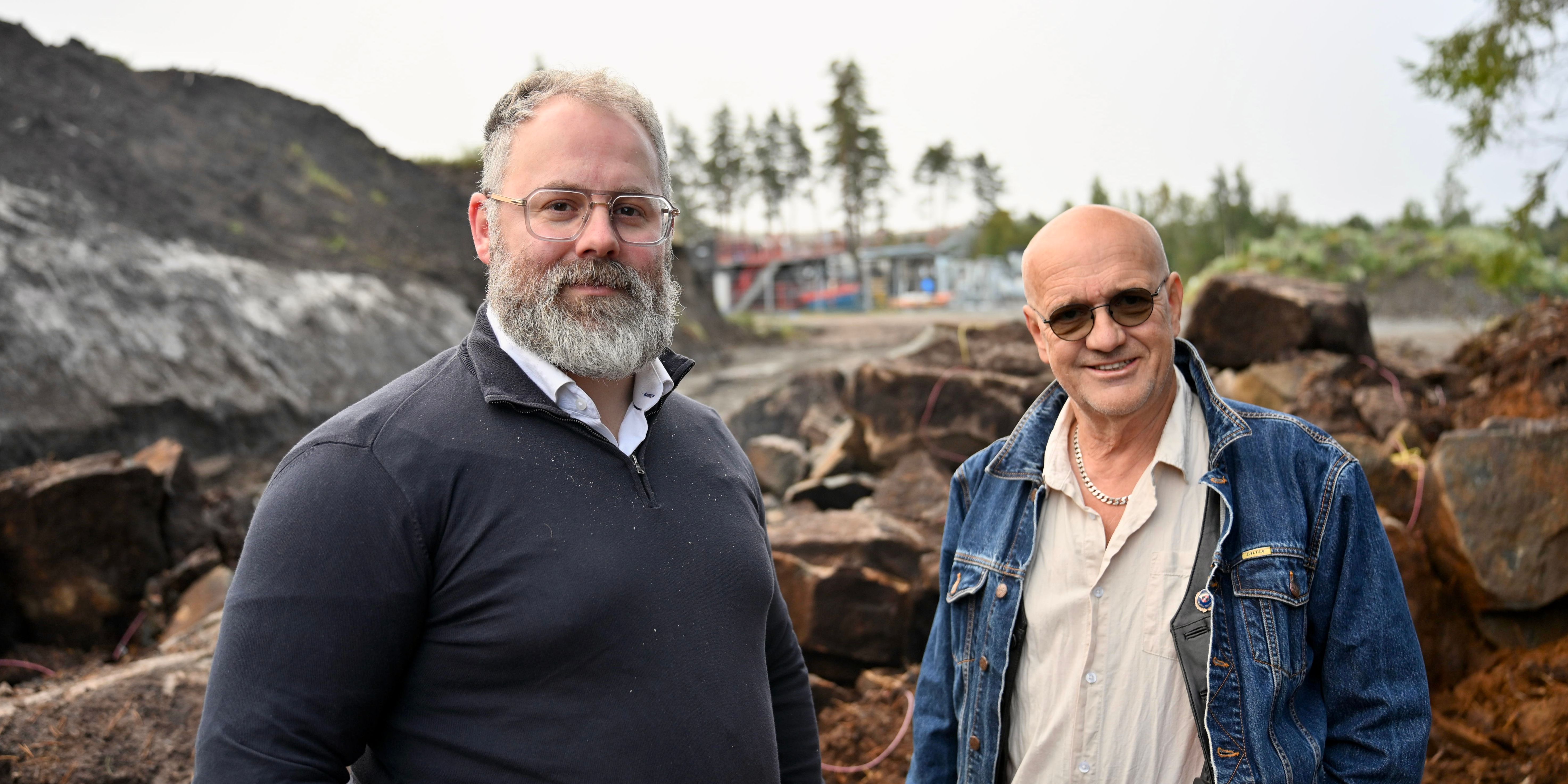 Två män i industriområde