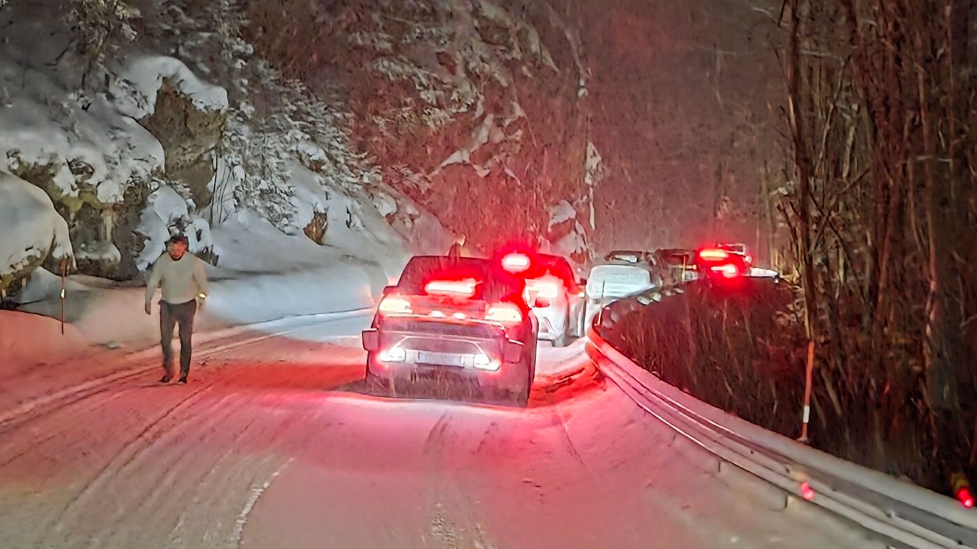 Bil med henger står på tvers i veibanen