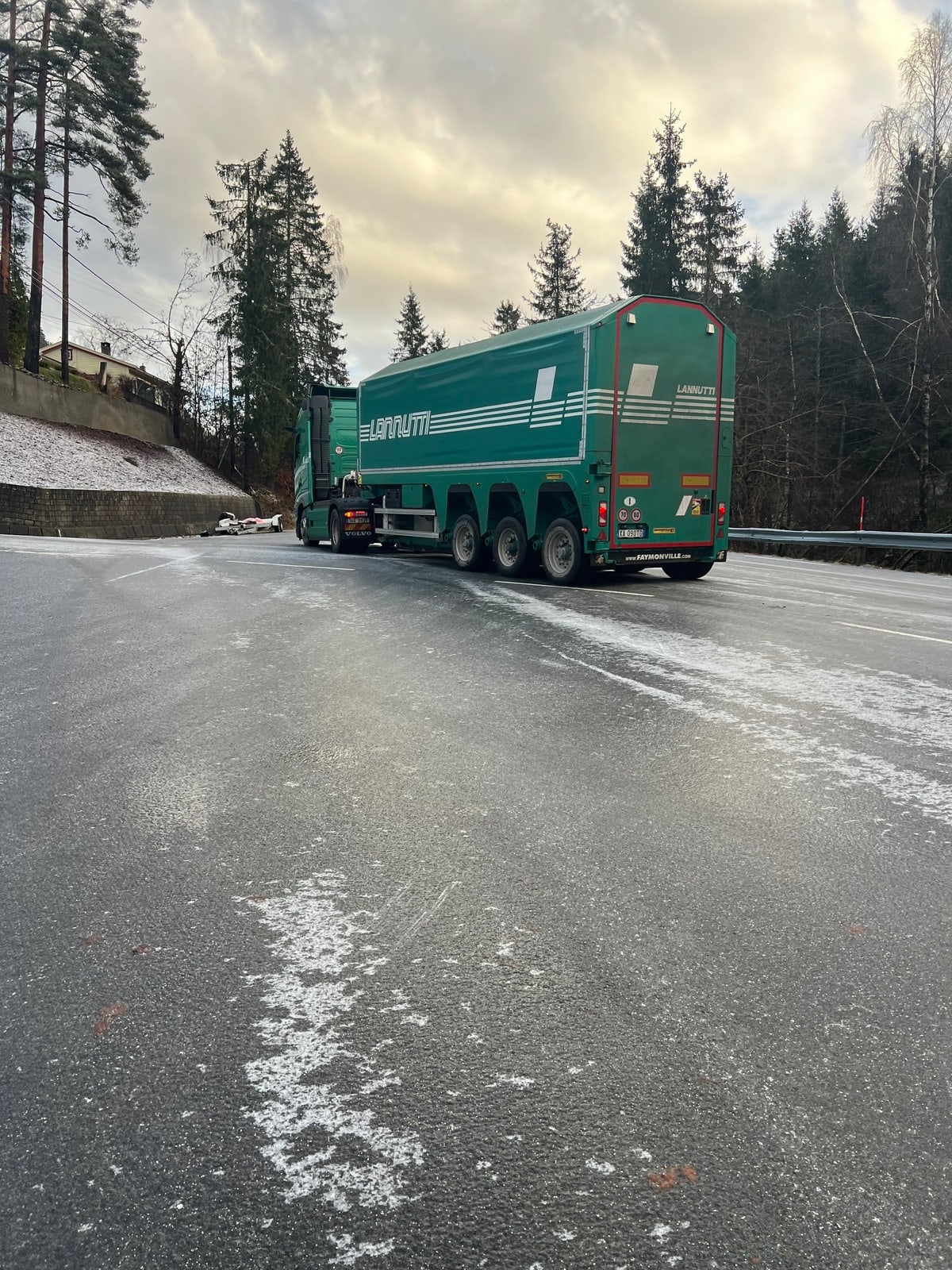 Lastebil står fast på glatt vei