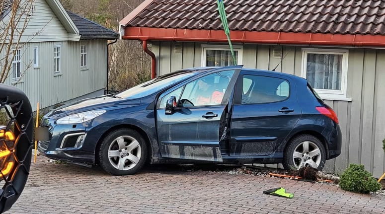 Våknet av at en bil smalt inn i husveggen