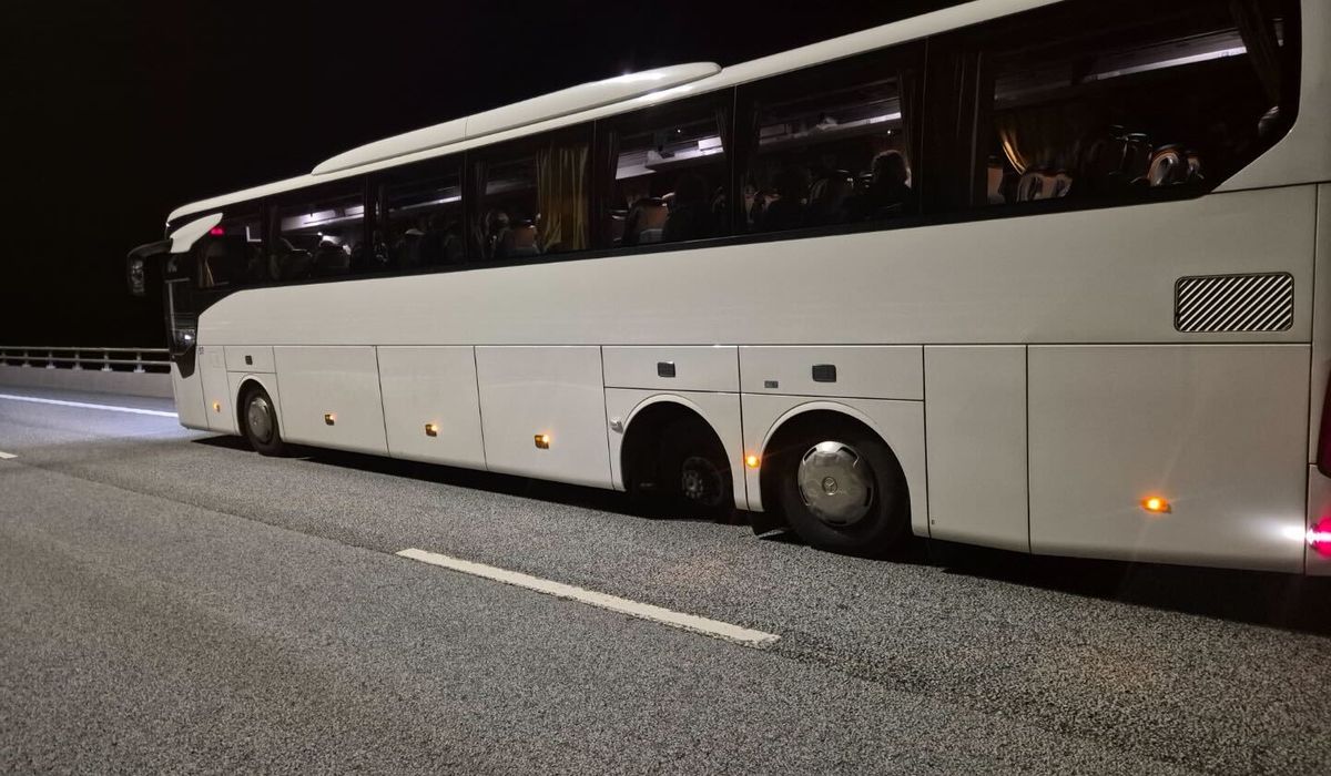 Buss har mistet hjul på E18: – Ropte at vi måtte stoppe
