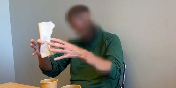 En man visar hur han ströp sin sambo.
