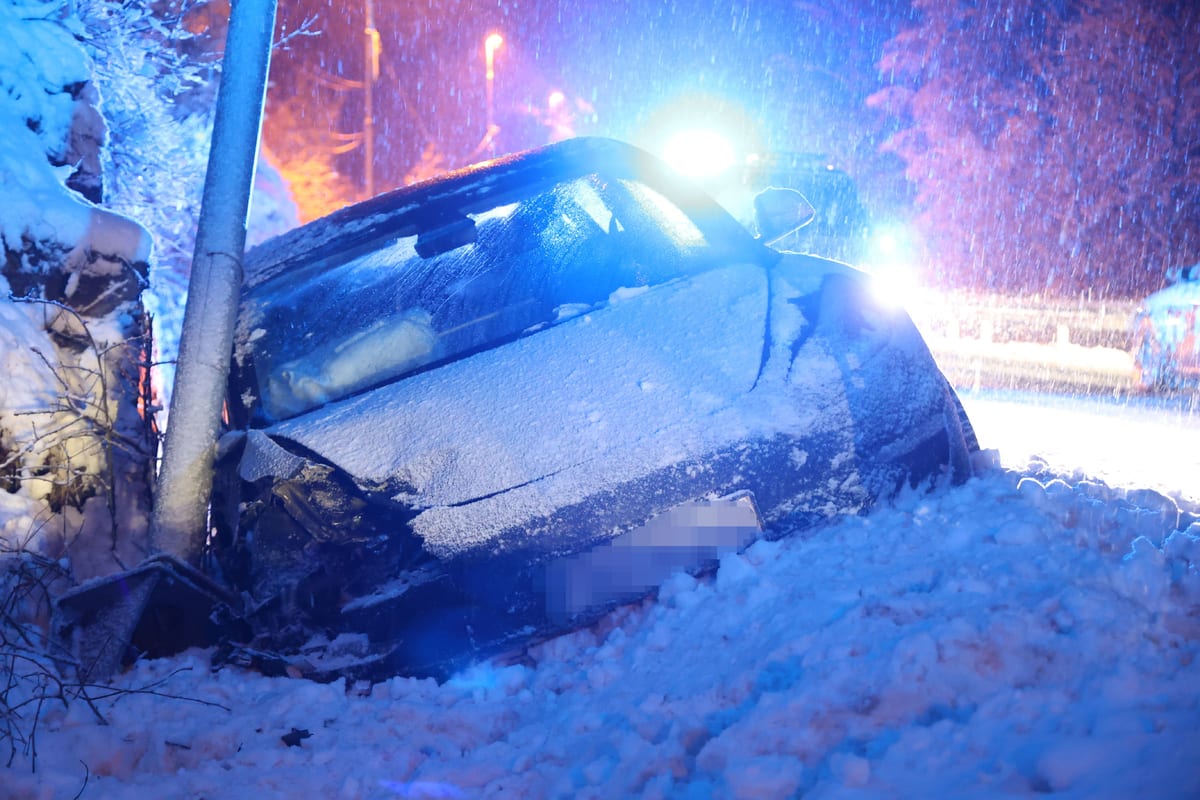 Bil har kjørt i grøfta og krasjet i lyktestolpe